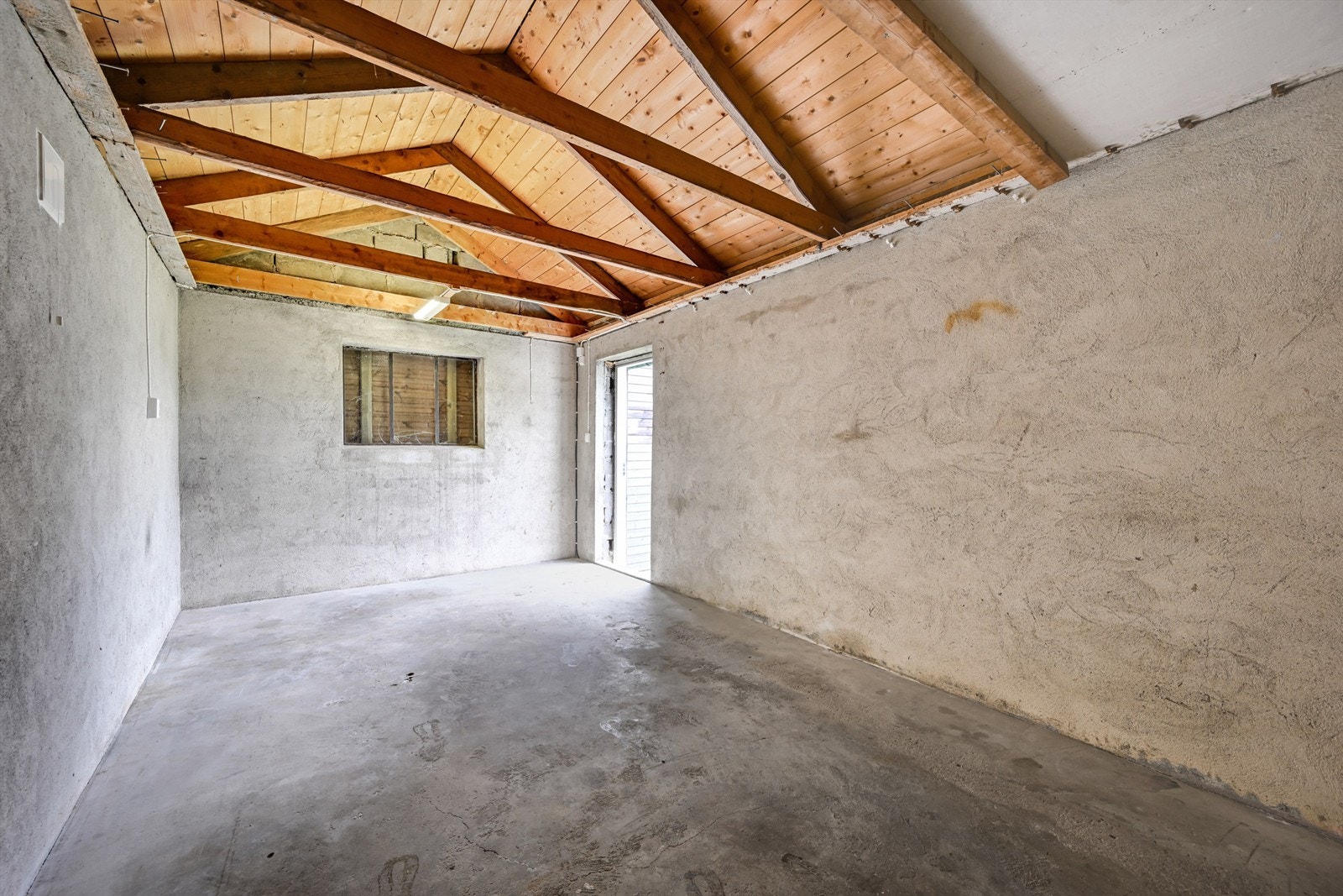 Innvendig areal i boden er på 17 m², med støpt gulv og yttervegger i mur. Galleribilde