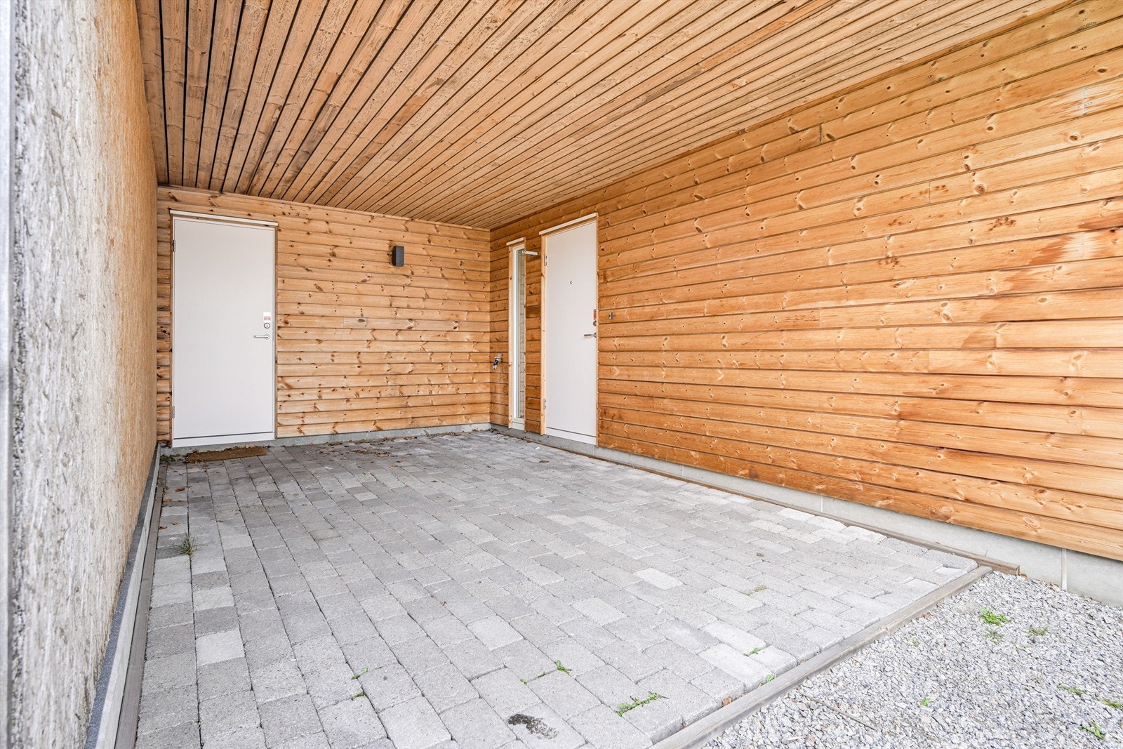 Carporten gir en skjermet biloppstillingsplass. Her er også inngang til en sportsbod på 8 m². Galleribilde