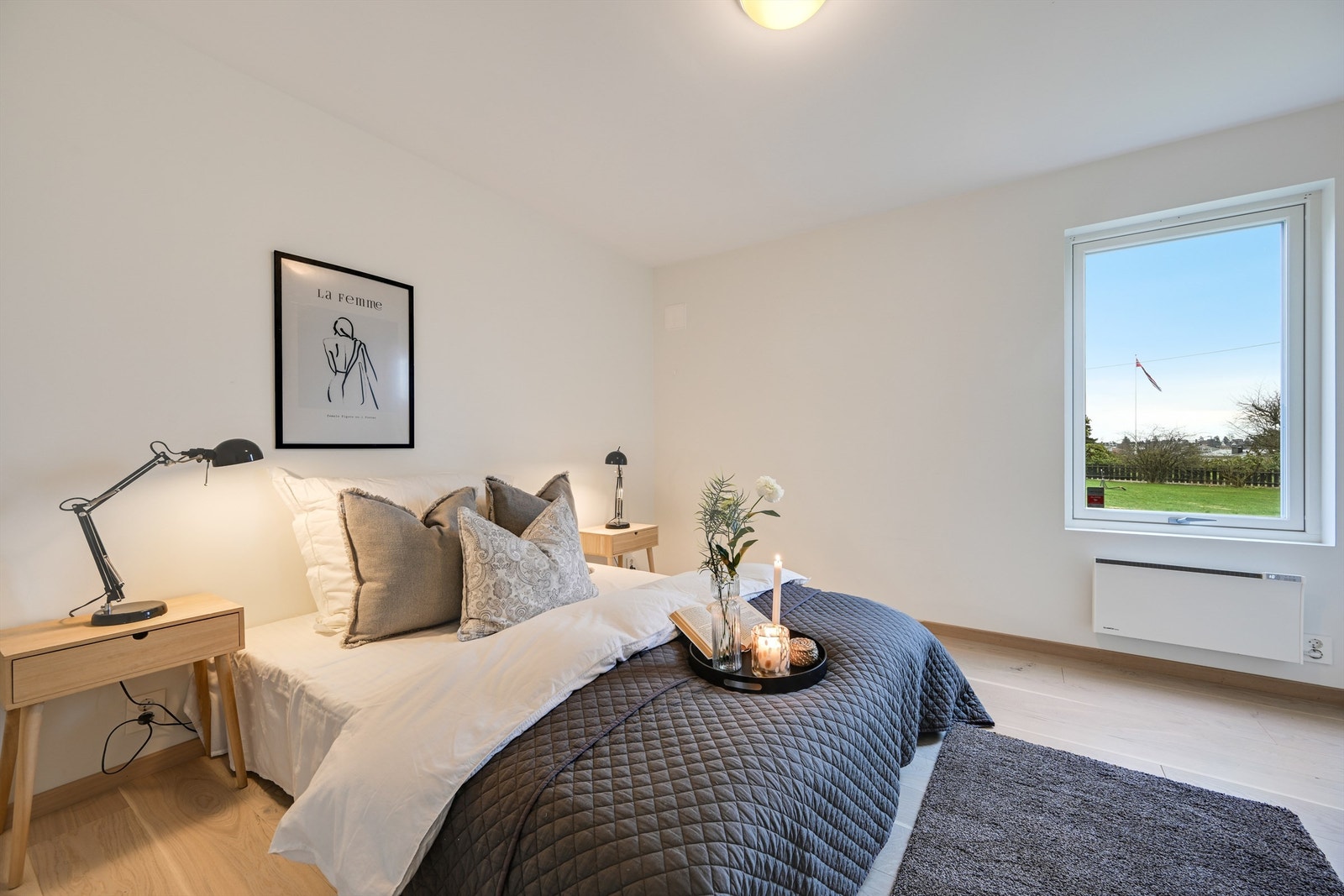 Rommet har god plass til seng og nattbord. Galleribilde