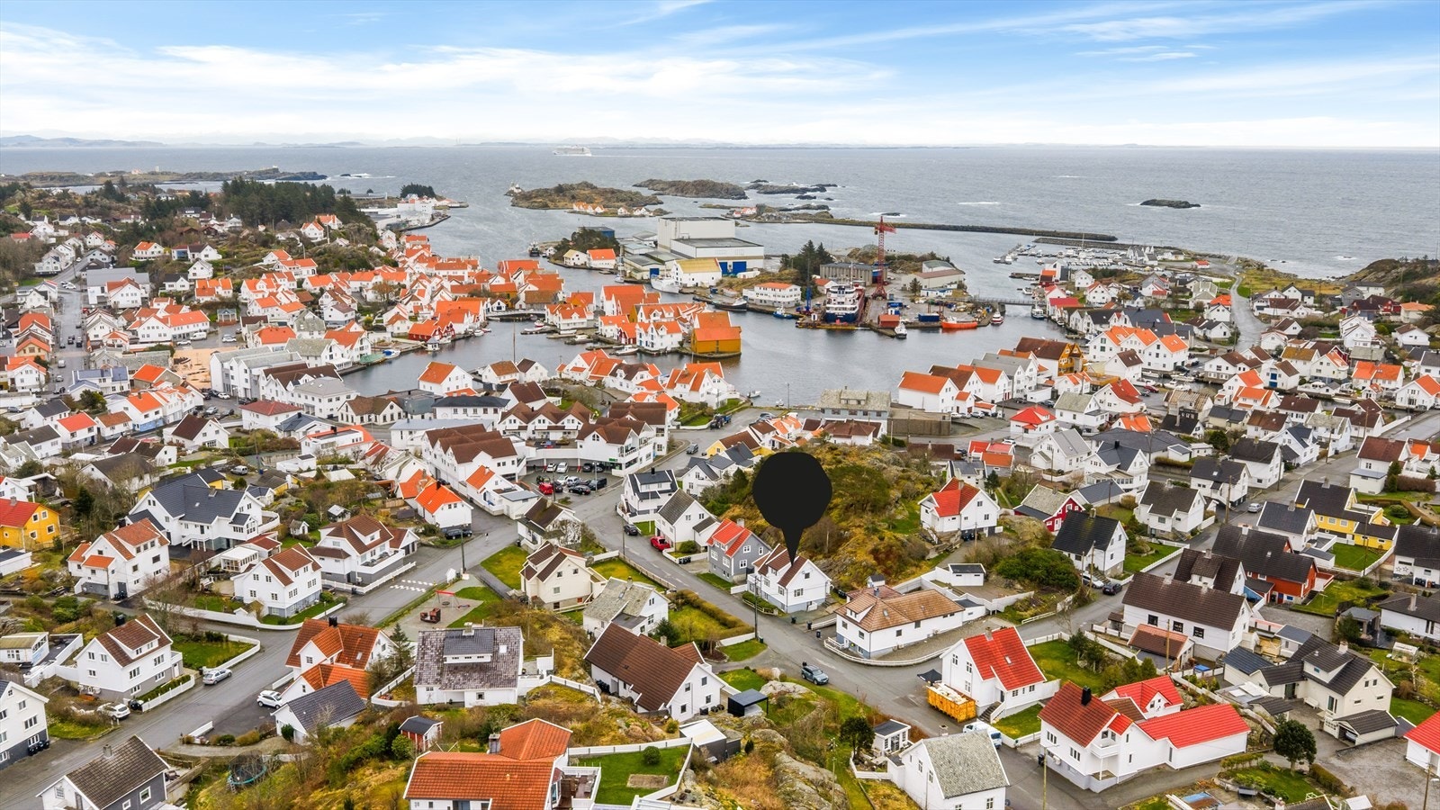 Boligen har en meget sentral og kjekk beliggenhet i rolig gate i Norges sommerby Skudeneshavn Galleribilde