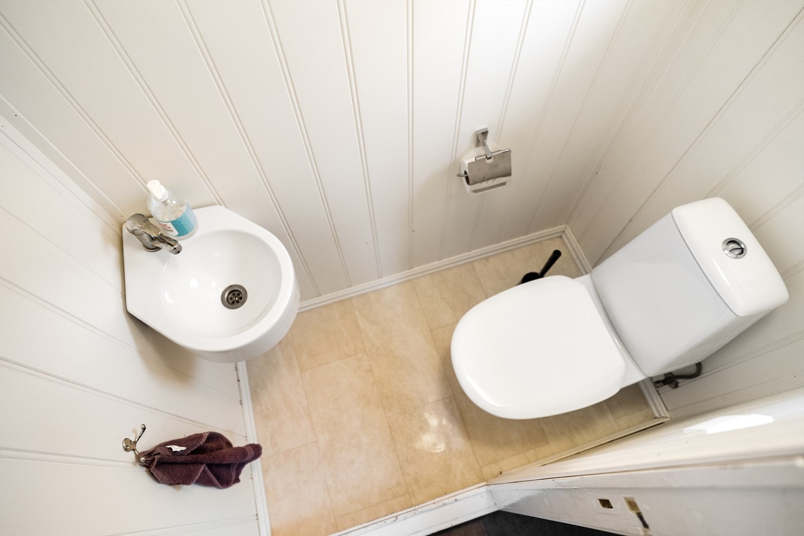 Pent toalettrom i 1. etasje fra 2014 med belegg på gulv, MDF-plater på vegger og malte slette plater i himling Galleribilde