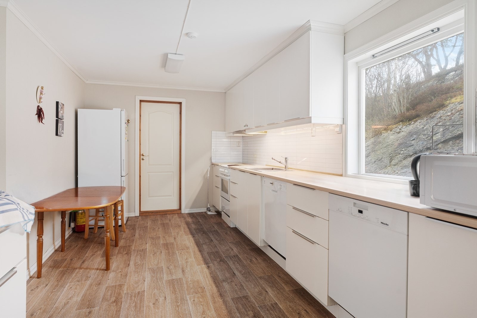 Boligen kan by på et lyst og pent IKEA-kjøkken fra 2014 med god skap- og benkeplass Galleribilde