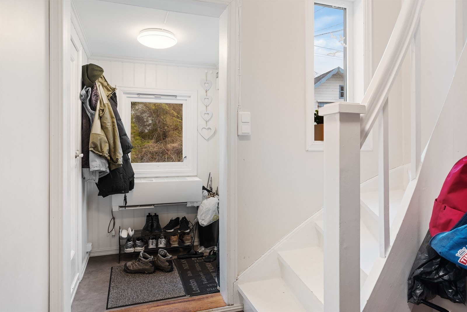 Vindfanget i 1. etasje ble oppgradert i 2014 med nytt gulv, nye veggplater, nye lister og nytt tak - på samme tidspunkt ble gangen også pusset opp med nytt gulv, malte vegger og malt trapp Galleribilde