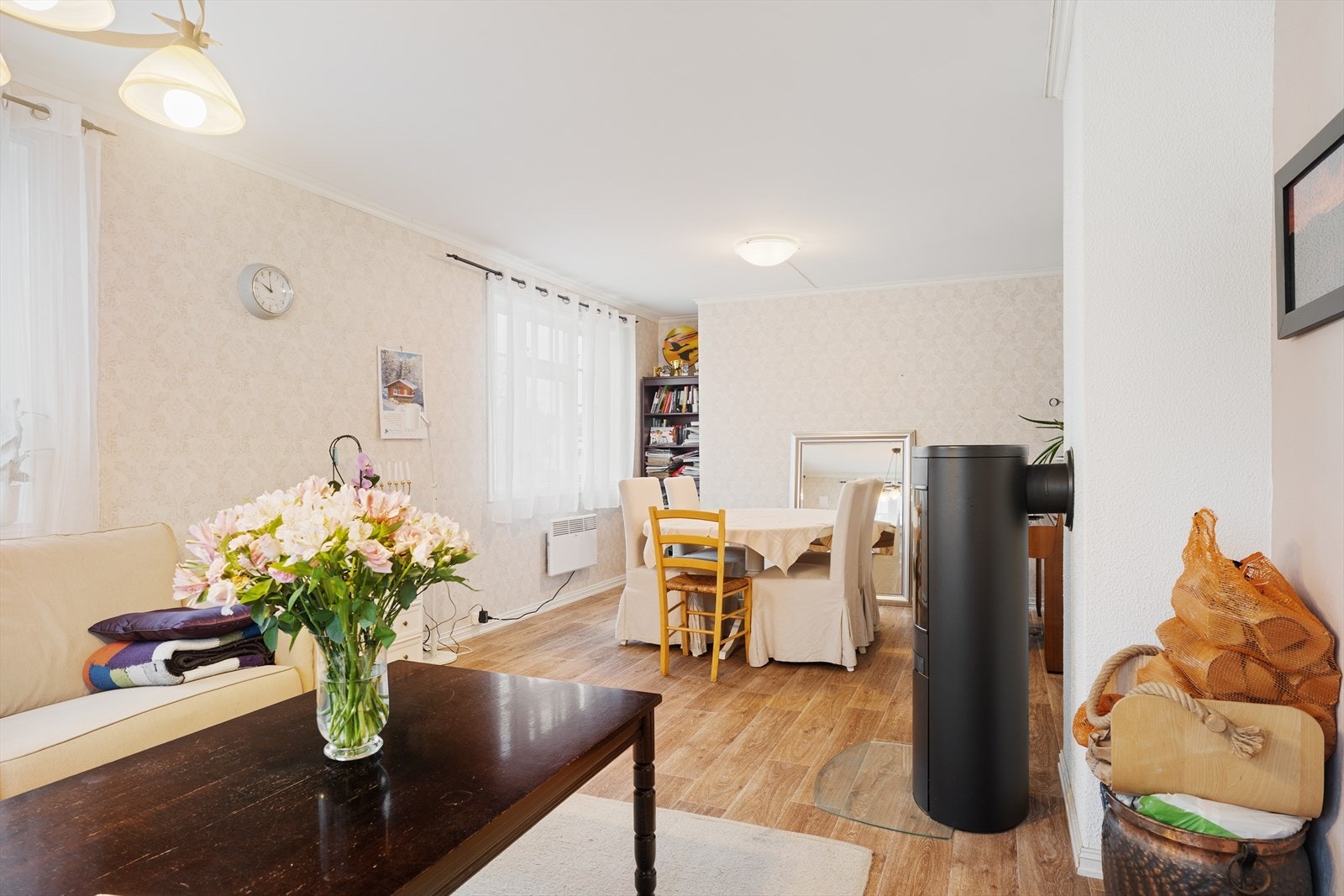 Stuen ble pusset opp i 2014 der det ble lagt nytt gulv, nye vegger, nye lister og nytt elektrisk anlegg etablert - det ble også montert ny vedovn på samme tidspunkt Galleribilde