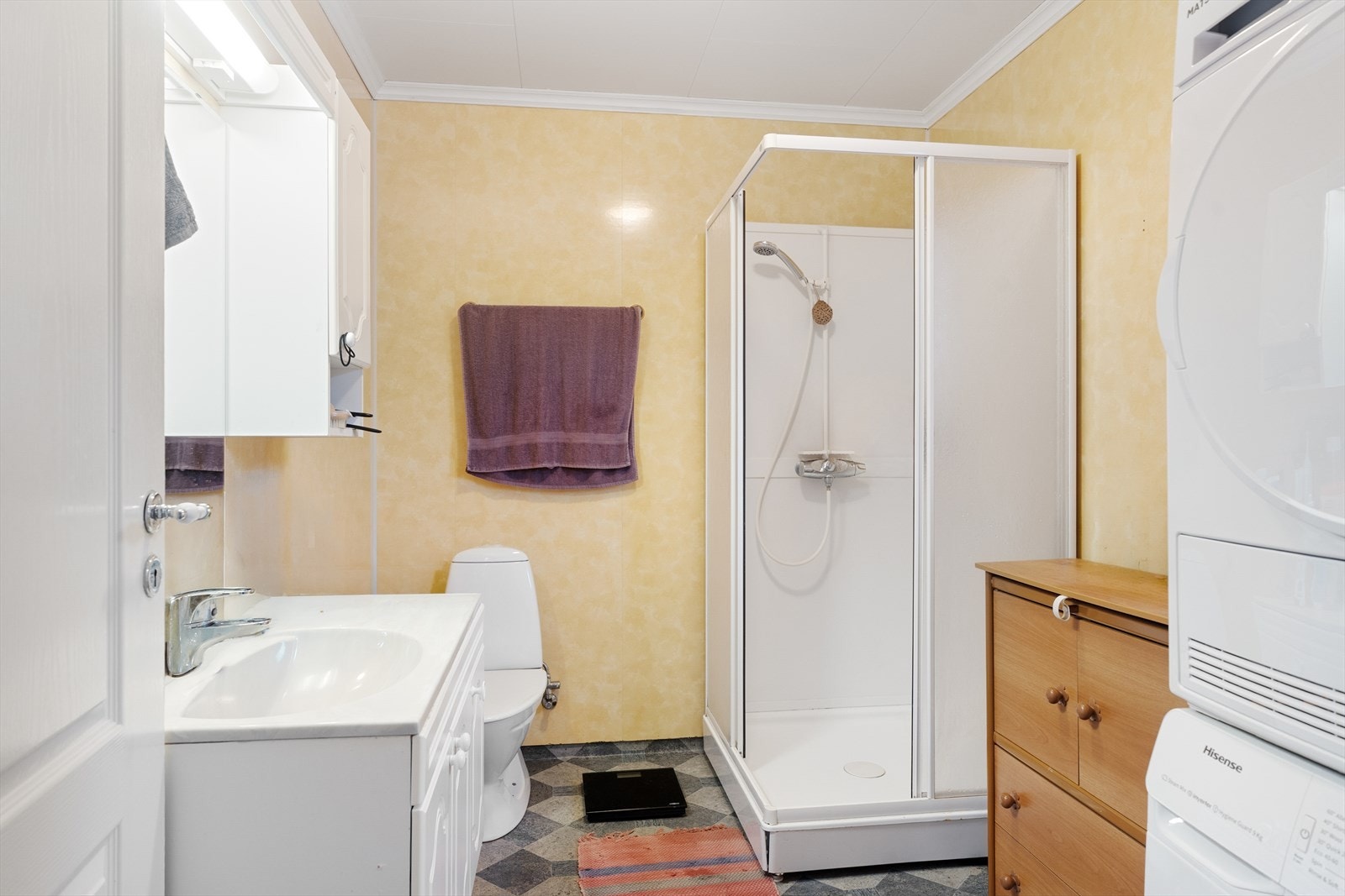 Badet i 1. etasje er fra 2002 og har vinylbelegg på gulv og baderomsplater på vegger, samt prefabrikkerte plater i himling Galleribilde