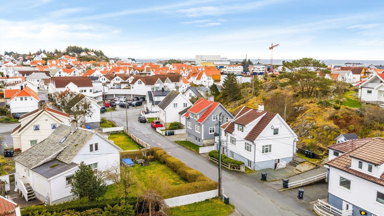 Det er parkering i gruset gårdsom på boligens vestside - ellers er det gateparkering etter gjeldende bestemmelser Galleribilde