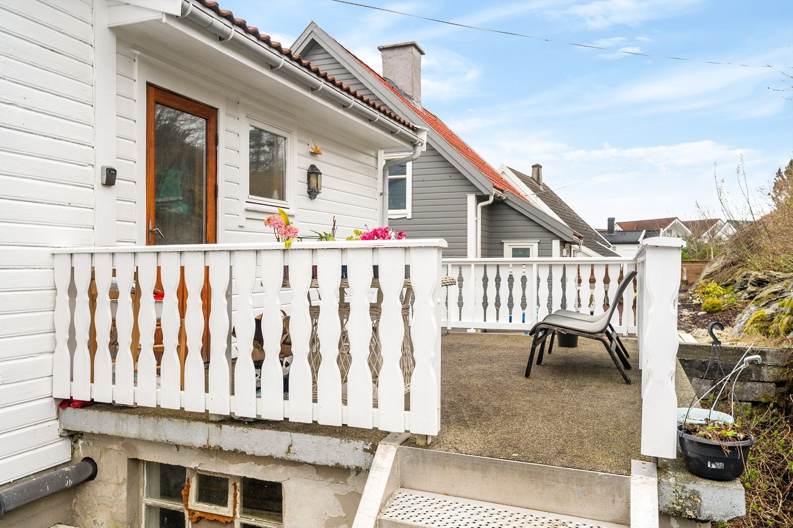 Usjenert, sørvendt terrasse på baksiden av boligen med gode solforhold Galleribilde