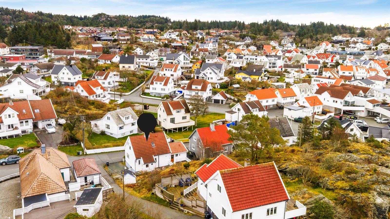 Herfra er det gangavstand til alt byen kan tilby som blant annet barnehager, barne- og ungdomsskole, idrettsanlegg, golfbane, badeplasser, flotte turområder, dagligvarebutikker og sentrum med dens fasiliteter Galleribilde
