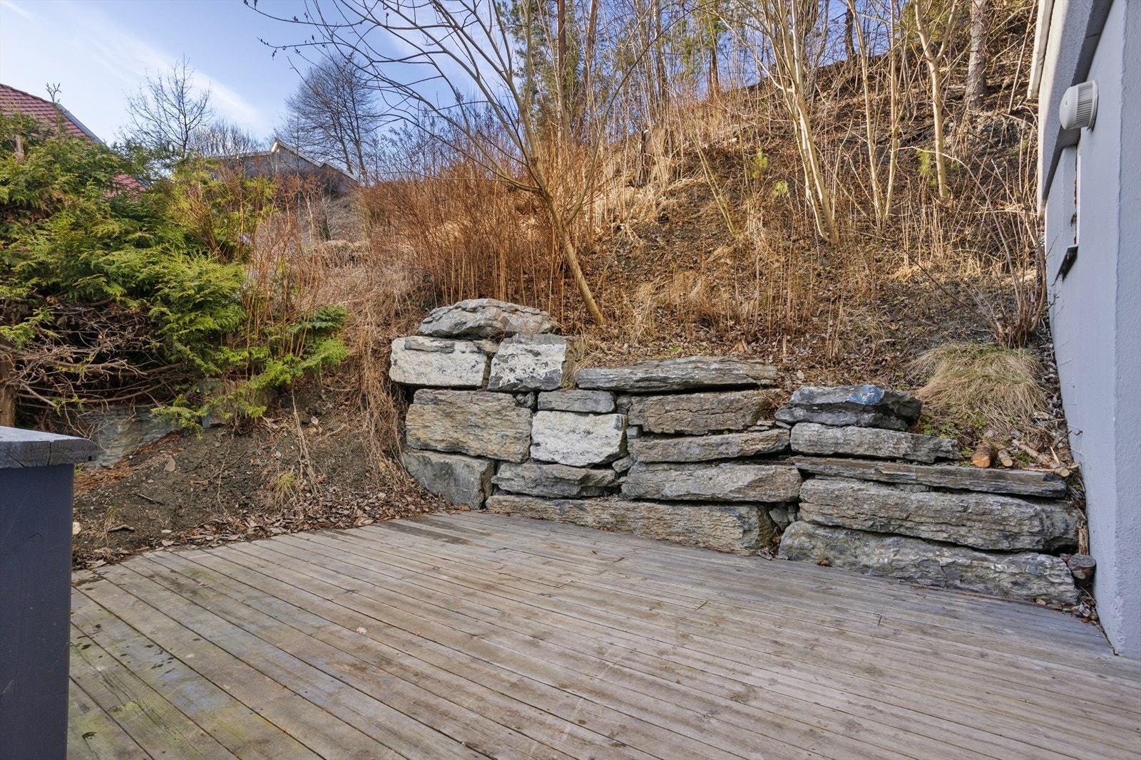 Terrasseplatting på ca.12,5m2 utenfor sokkeletasjen. Galleribilde