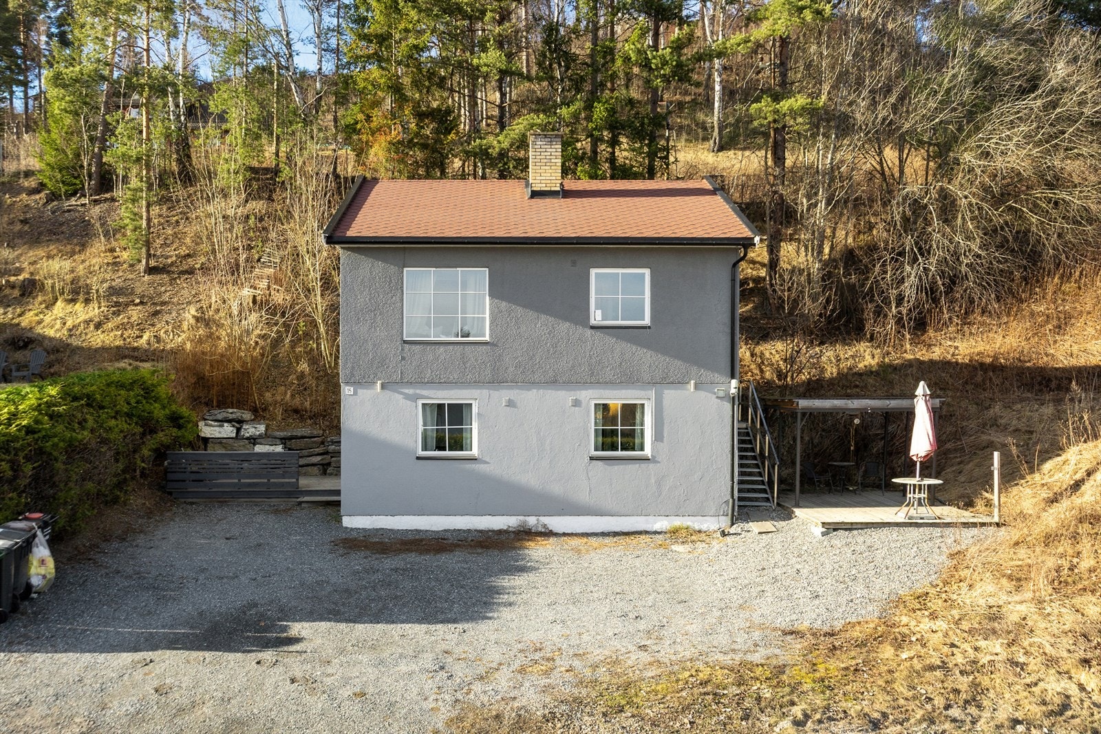 Det er terrasseplatting i tilknytning til inngangspartiet i sokkeletasjen og en terrasseplatting for 1.etasje. Galleribilde