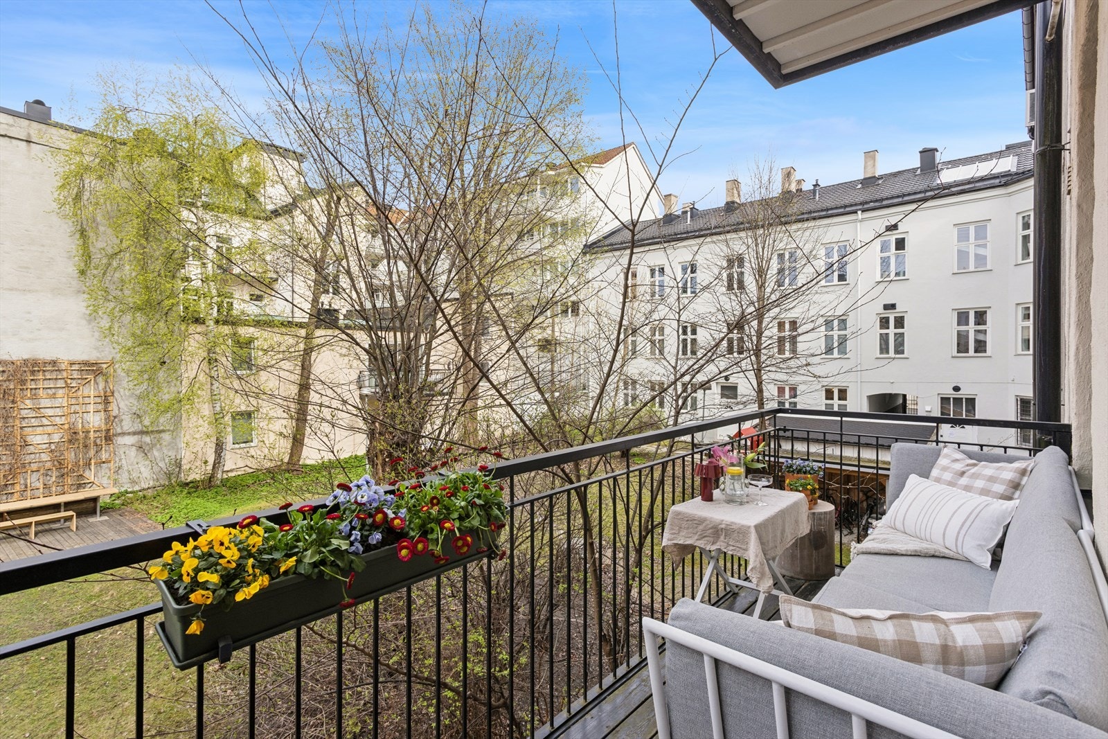 Fra kjøkkenet er det utgang til en stor nordøstvendt balkong på ca. 6 m², vendt mot et rolig og skjermet gårdsrom. Nyt late og varme sommerdager her ute. Galleribilde