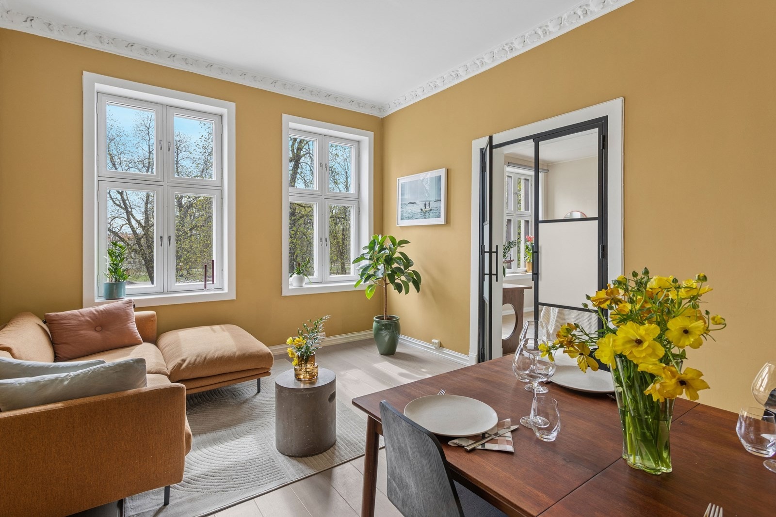 Her bor du i en klassisk Grünerløkka leilighet med svært attraktiv beliggenhet. Galleribilde