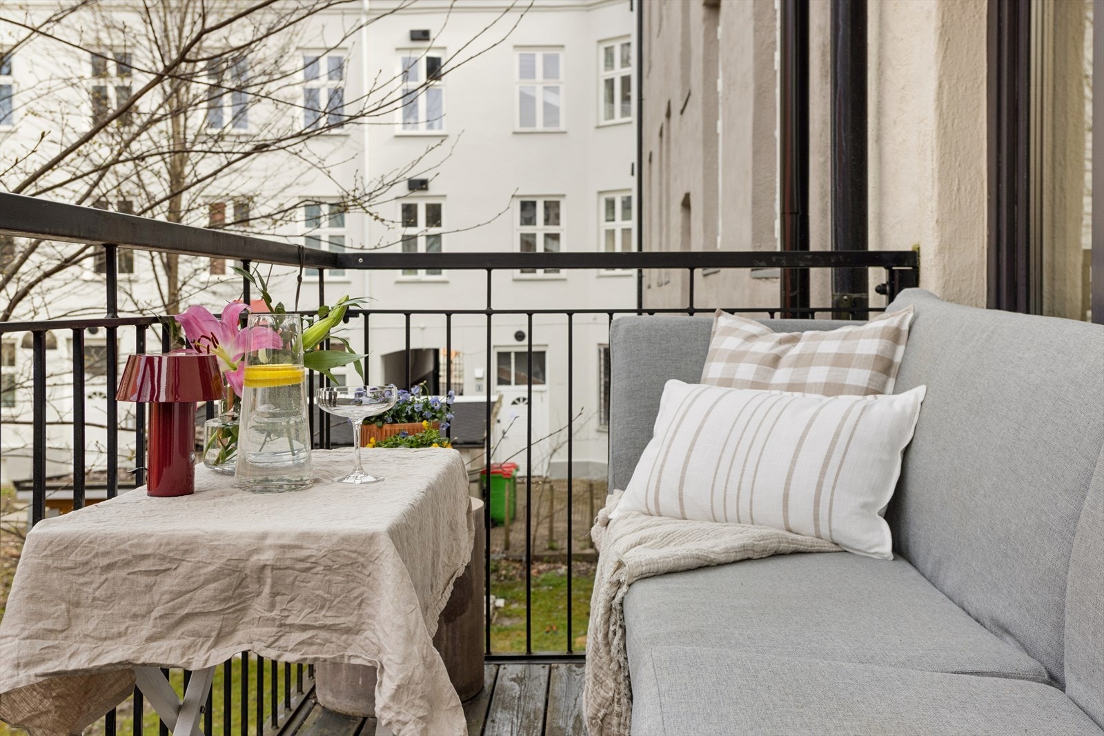 Balkongen har god plass til en sittegruppe og vender mot den rolige, felles bakgården. Det foreligger ikke ferdigattest/brukstillatelse på balkongen, se punkt "ferdigattest/brukstillatelse" i salgsoppgaven for mer info. Galleribilde