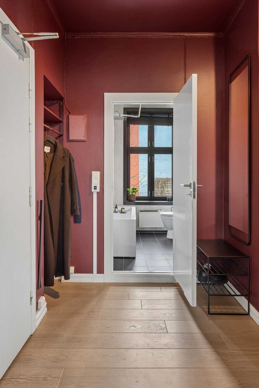 Entréen har elektrisk gulvvarme og er utstyrt med Yale Doorman kodelås for enkel og sikker adkomst. Nytt gulv ble for øvrig lagt i entre 2025. Galleribilde