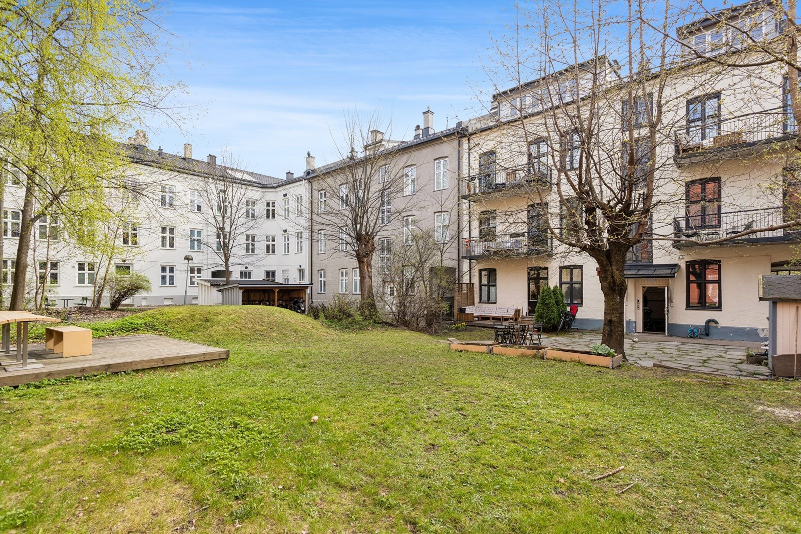Leiligheten har en attraktiv beliggenhet med én side vendt mot et rolig og grønt gårdsrom, og den andre mot Sofienbergparkens yrende liv. Galleribilde