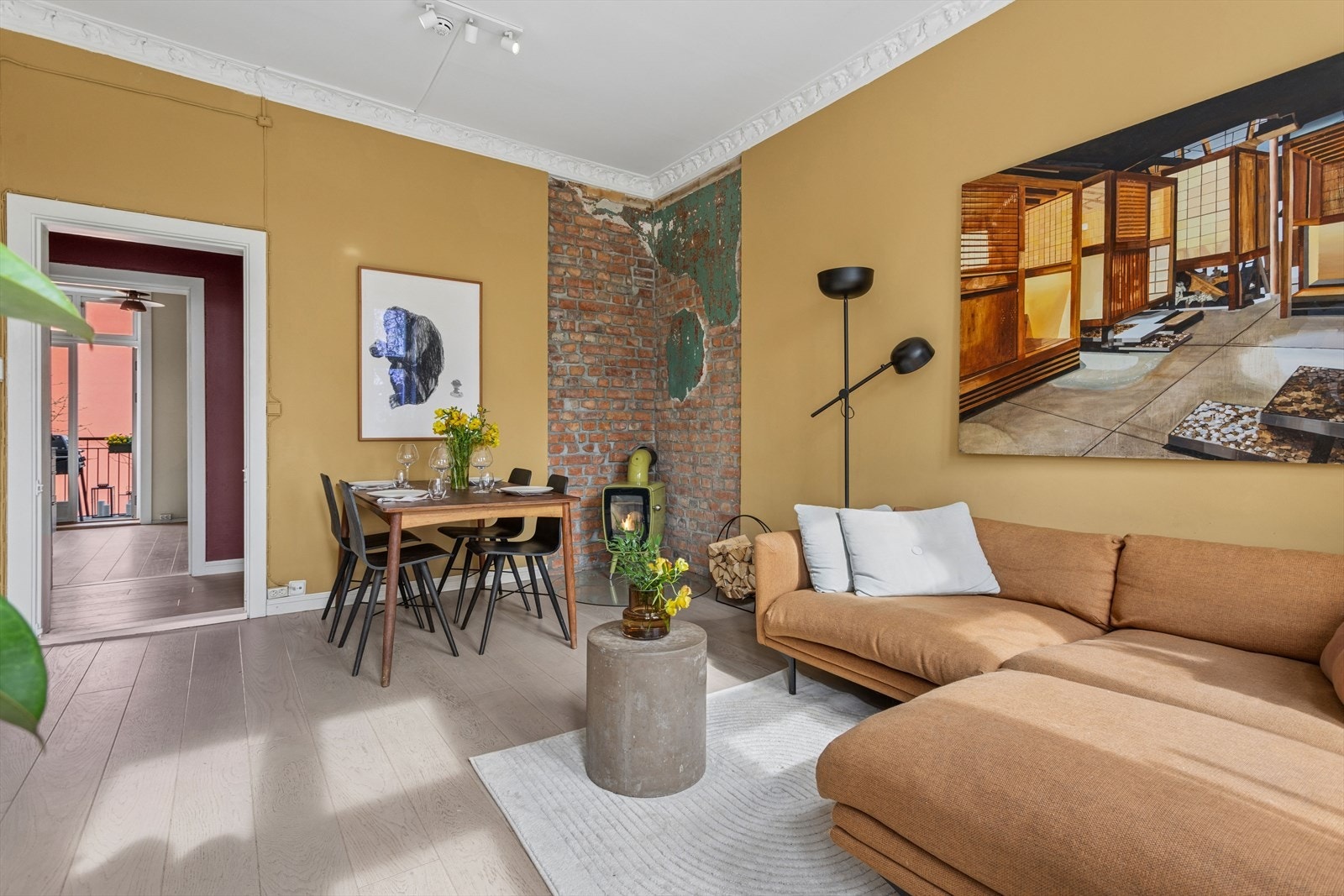 En peisovn i stuen gir både varme og hygge på kalde dager. Stuen har en god atmosfære med 1-stavs parkett på gulvet og en eksponert teglsteinsvegg som gir rommet ekstra karakter. Galleribilde
