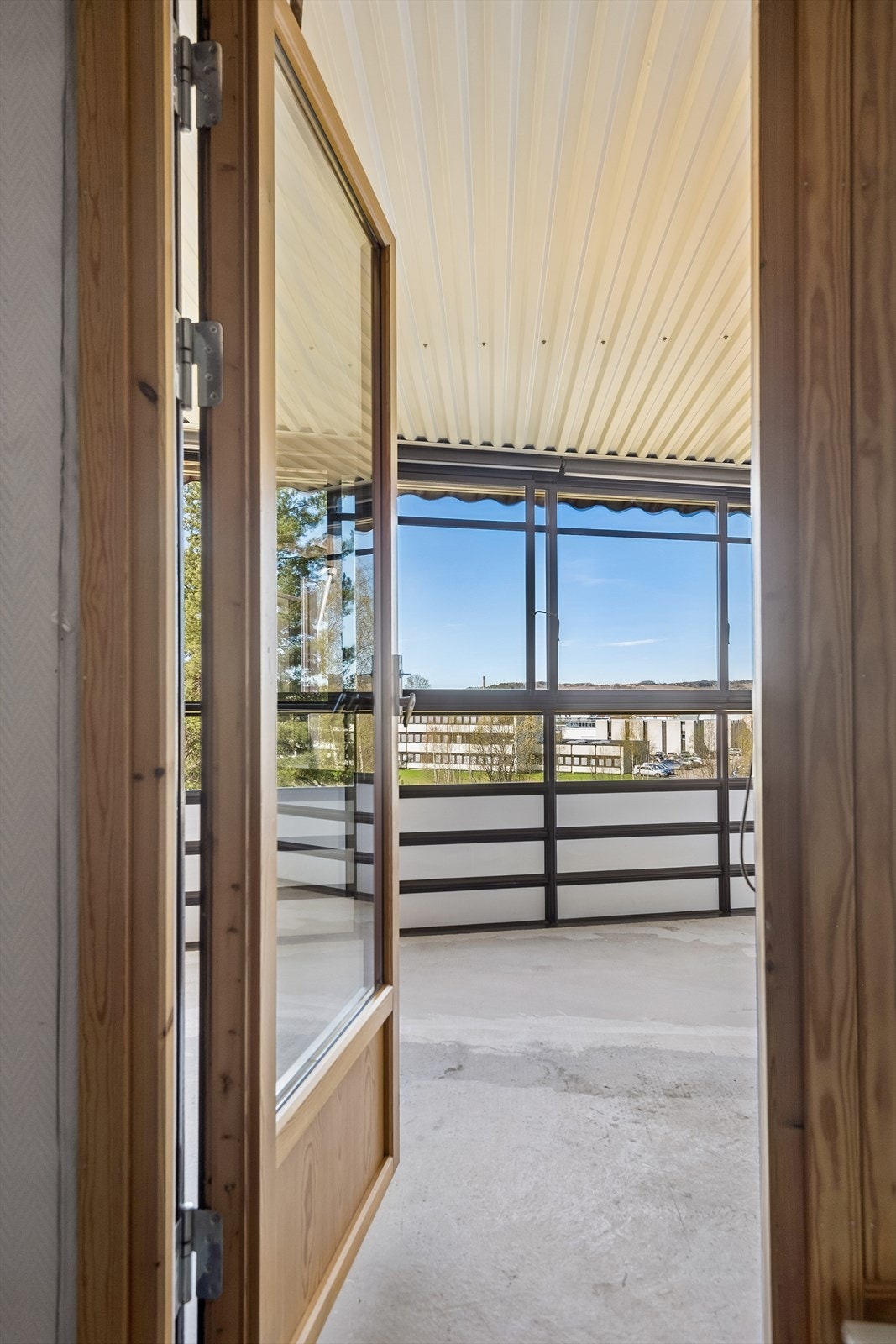 Balkongdøren med isolerglass slipper inn lys og leder ut til den innglassede balkongen. Galleribilde