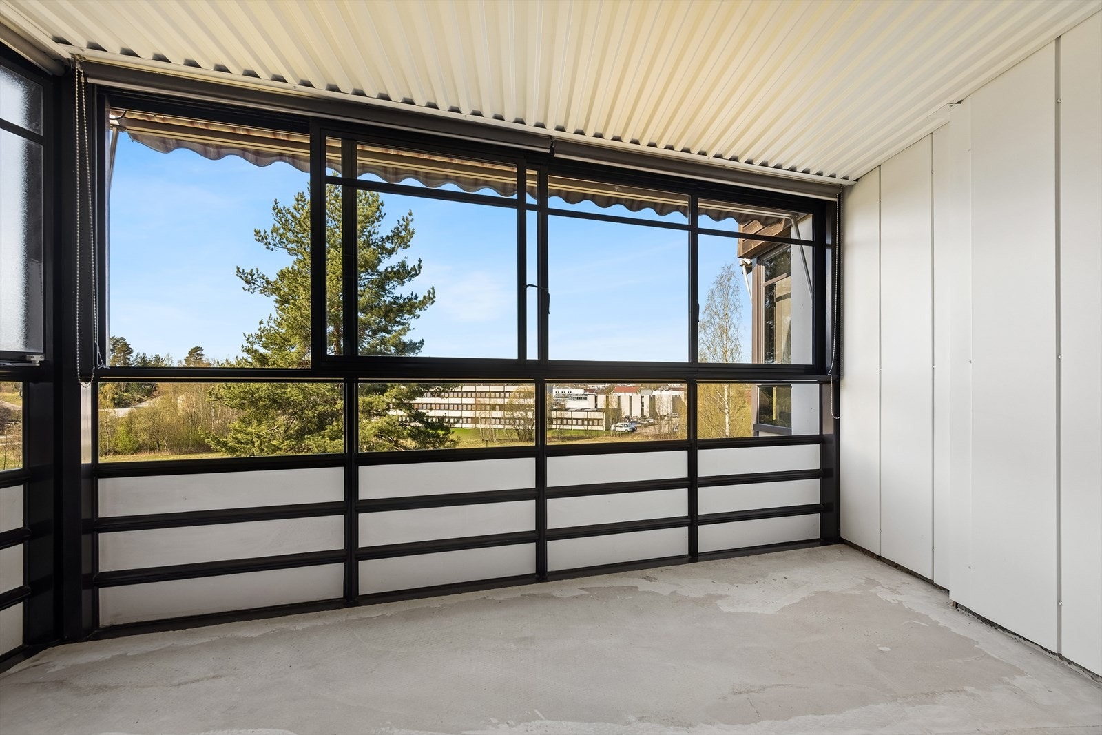 Fra stuen er det utgang til en romslig, innglasset balkong på 11 m². Et lunt og anvendelig uterom som forlenger sesongen. Galleribilde