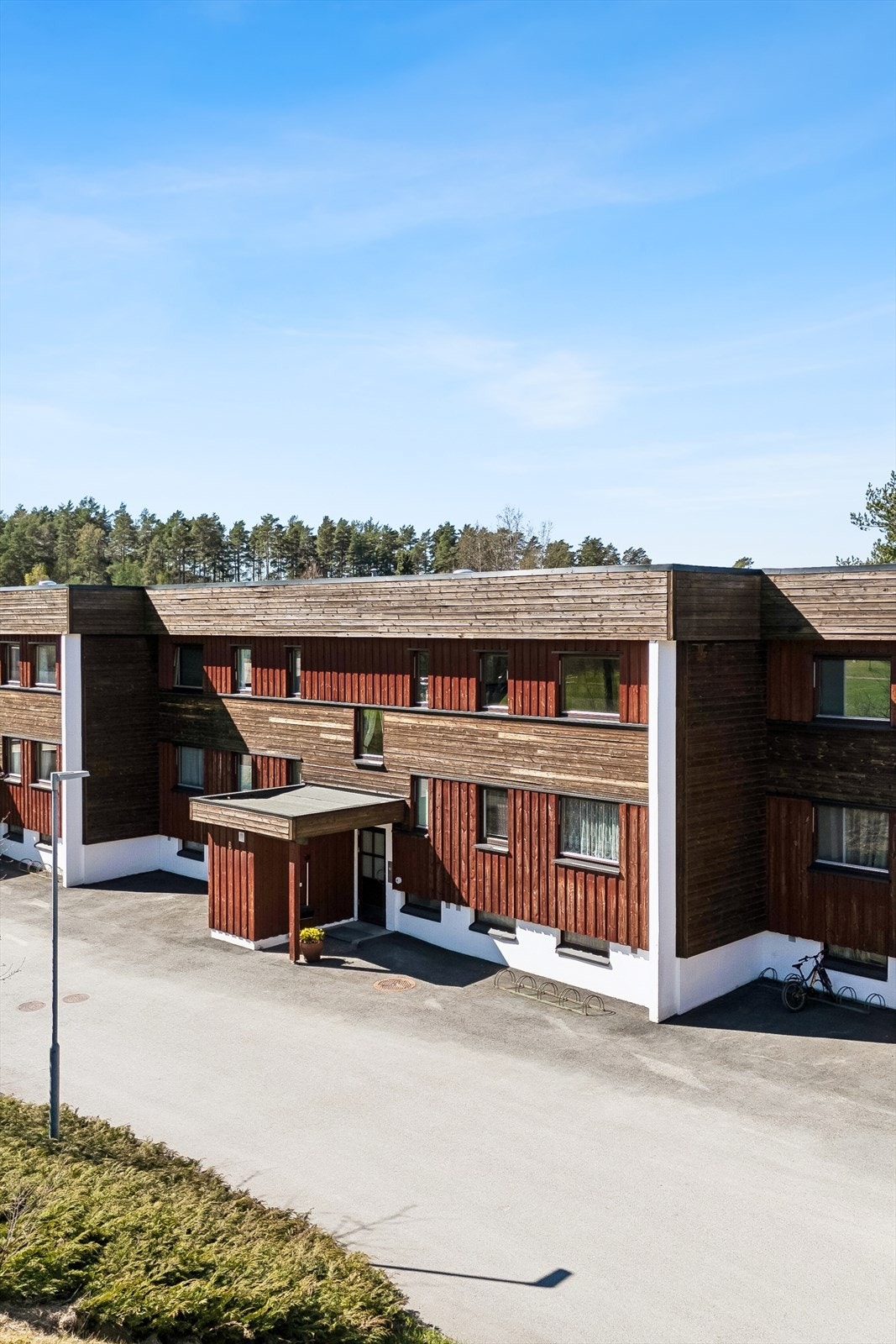 Området har asfalterte adkomstveier og gode parkeringsmuligheter. Muligheter for leie av garasjeplass. Galleribilde