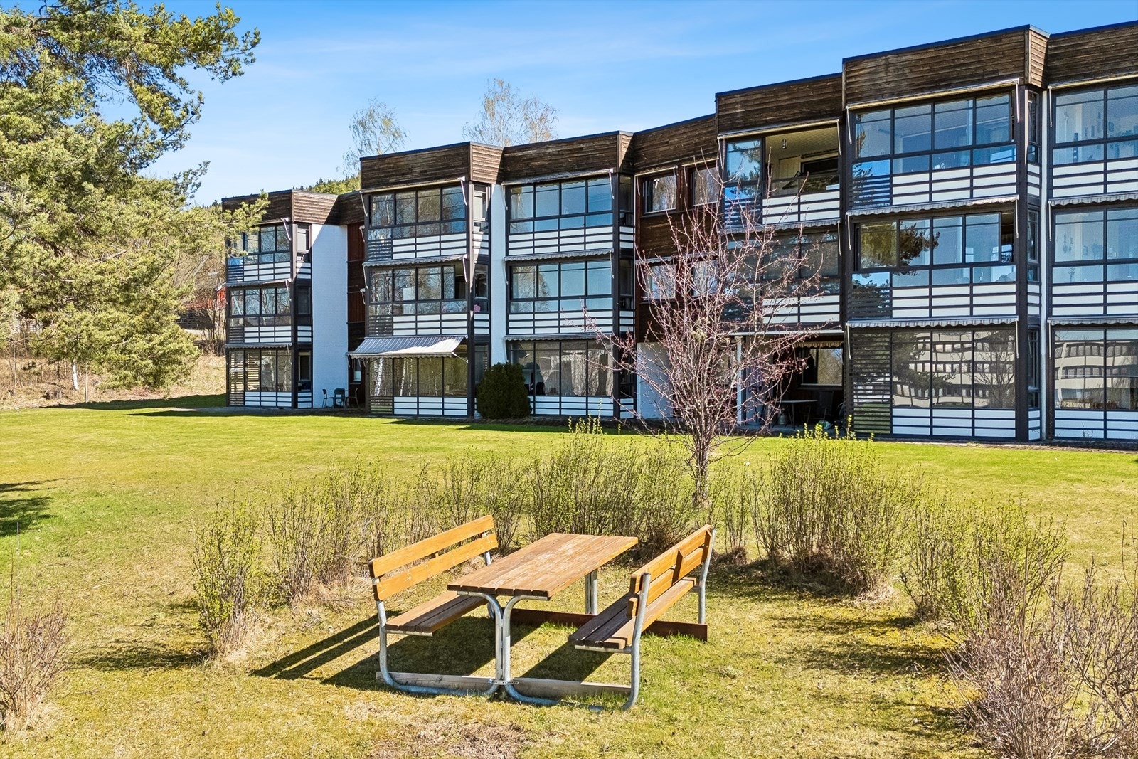 Buttekvern Terrasse borettslag består av 59 leiligheter og har velholdte fellesområder med plen og sittegrupper. Galleribilde