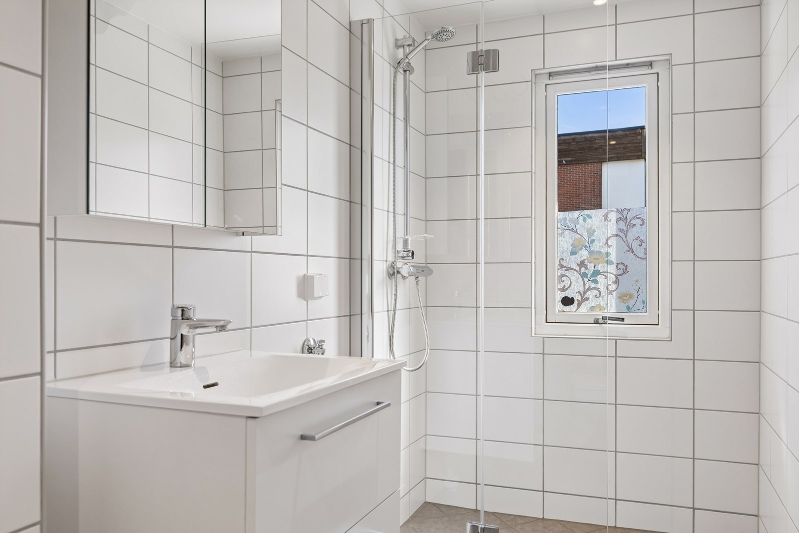 Badet er utstyrt med dusjhjørne med skjermdører i herdet glass. Vann- og avløpsrør ble fornyet i 2020. Galleribilde