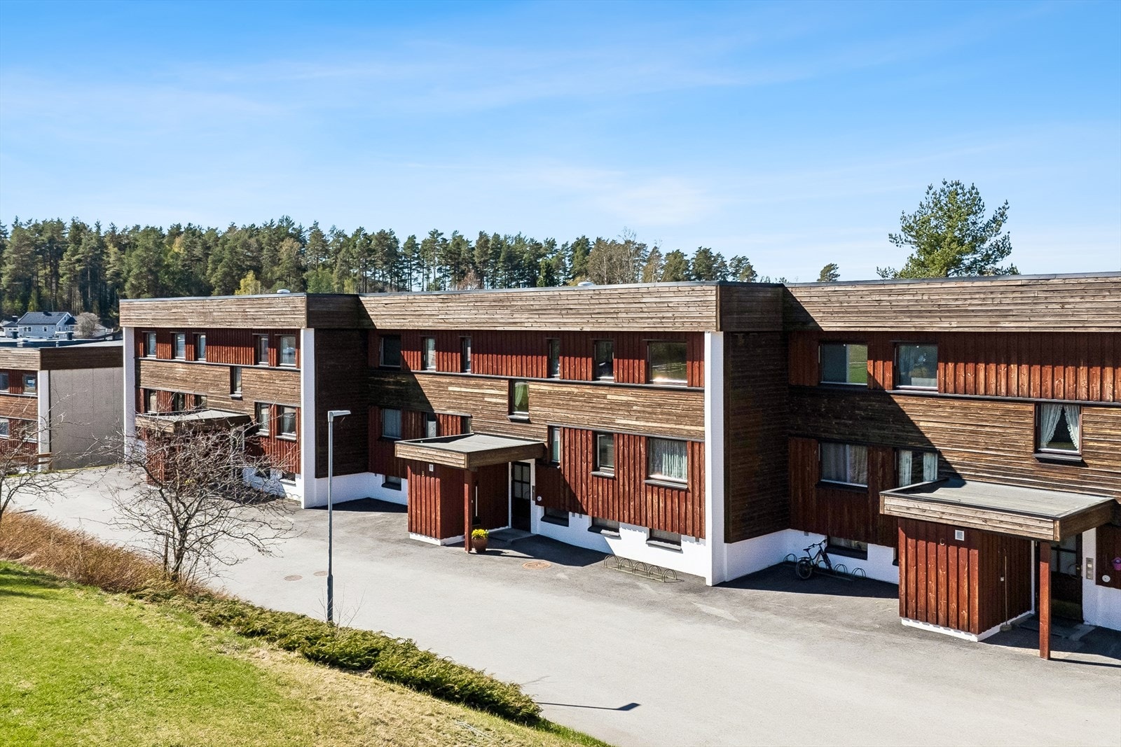 Velkommen til Furnesvegen 50B! Leiligheten ligger i et boligbygg fra 1975, med fasader kledd i trepanel og teglforblending. Foto: Jonas Hasselgren for EFKT Galleribilde