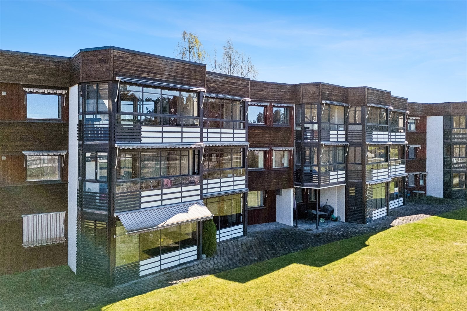 Leiligheten ligger i et rolig og etablert boligområde nær Brumunddal sentrum, med en praktisk og tilbaketrukket plassering. Galleribilde
