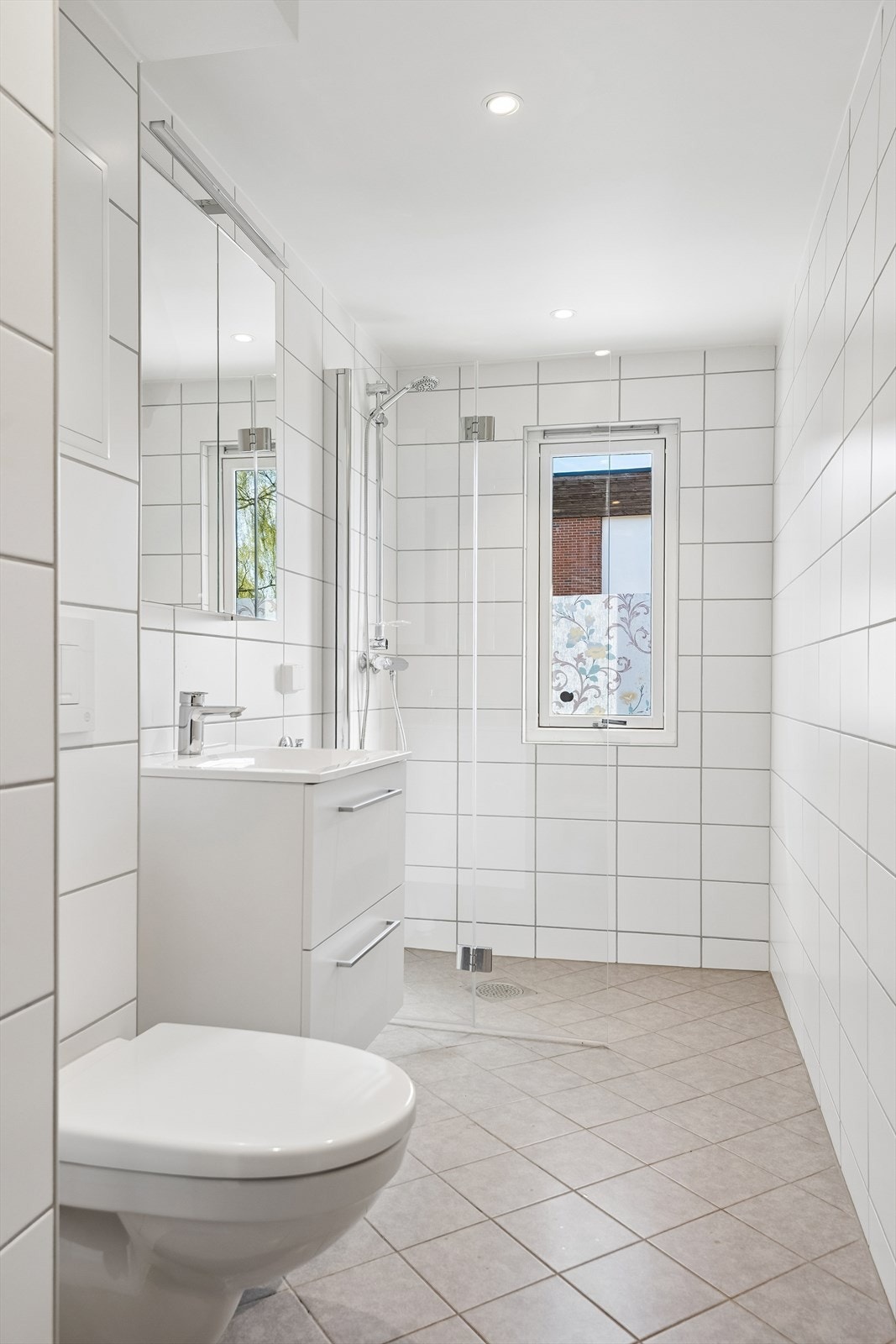 Nyere bad ca. 2020, renovert i regi av borettslaget og har elektriske varmekabler i gulvet, vegghengt toalett og downlights i himlingen. Galleribilde