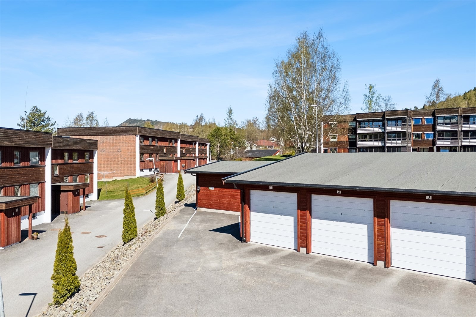 Beliggenheten er sentral med kun 2 minutters gange til nærmeste dagligvarebutikk og bussholdeplass. Galleribilde