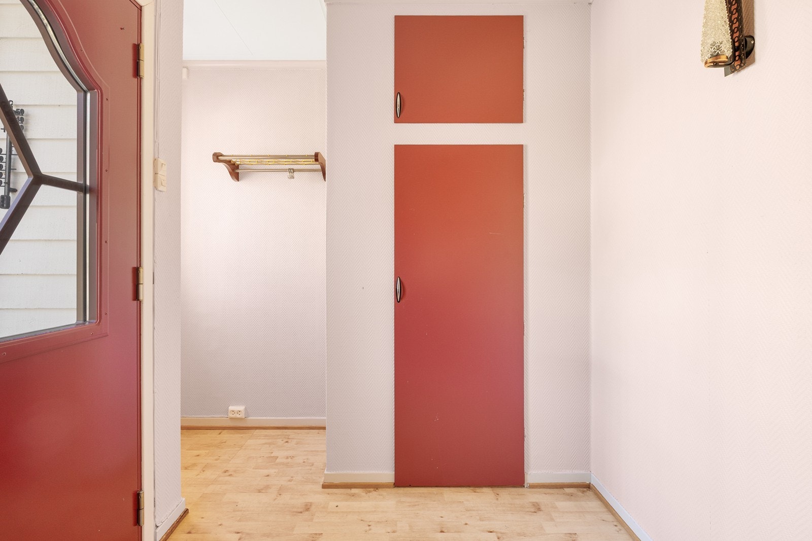Gang med plass til å henge fra seg yttertøy og innebygd skap Galleribilde