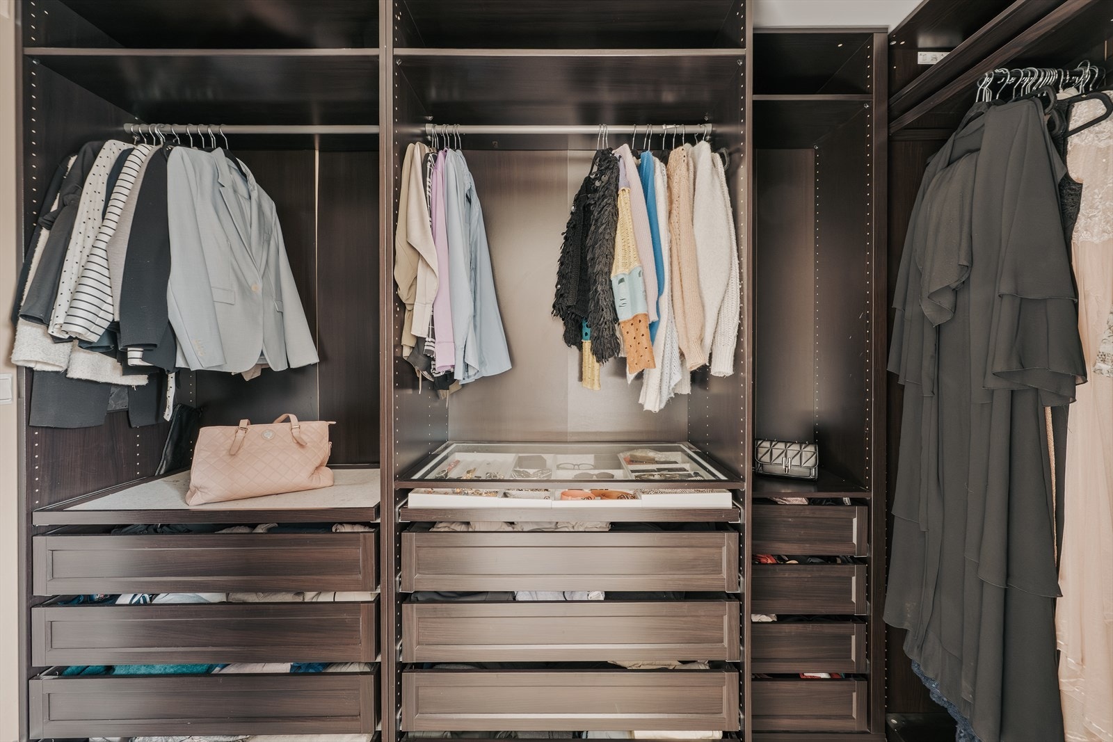 Godt med oppbevaringsplass i walk-in garderobe. Galleribilde