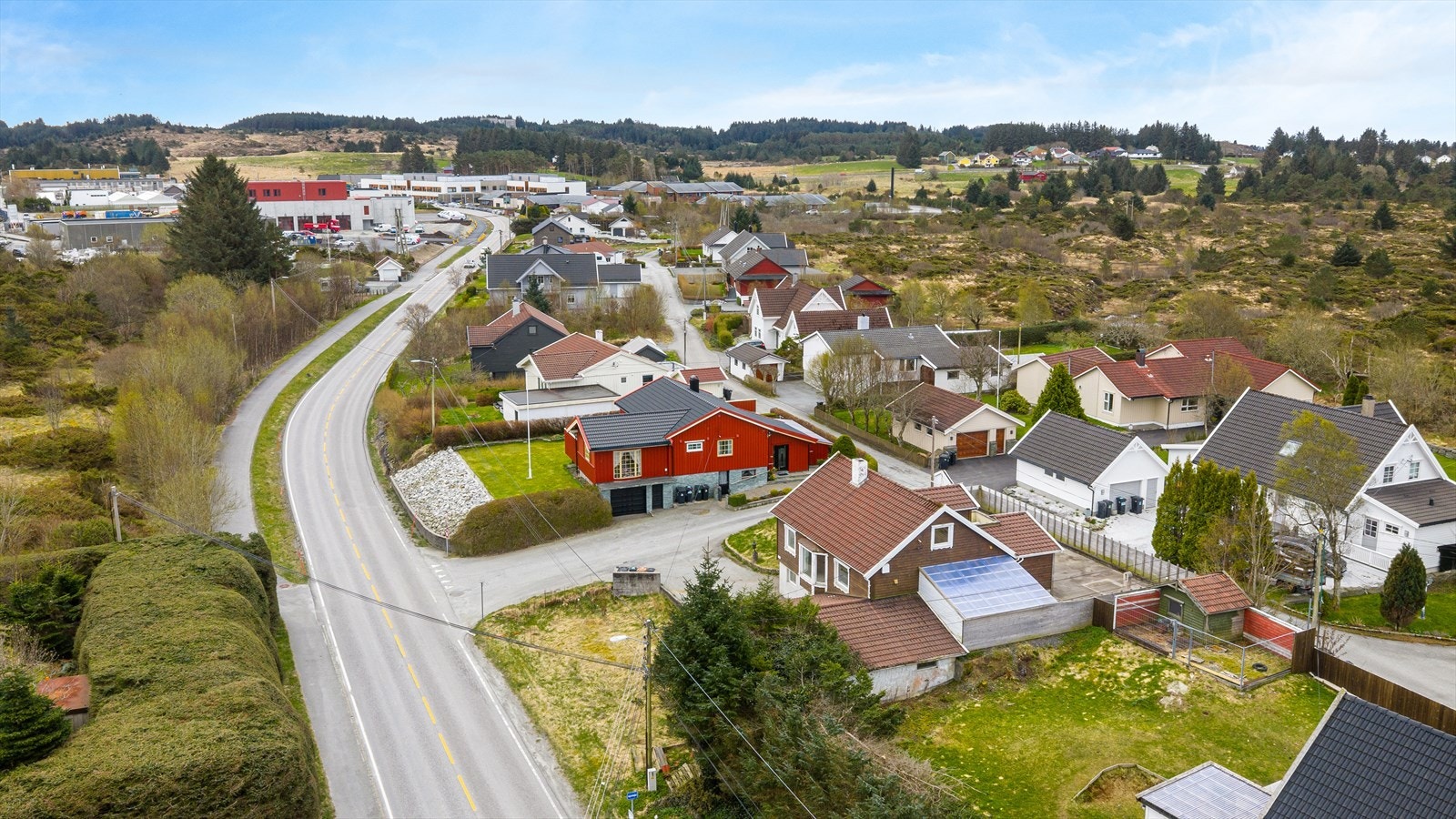 Eiendommen ligger mot bilvei og noe trafikkstøy må påregnes. Galleribilde
