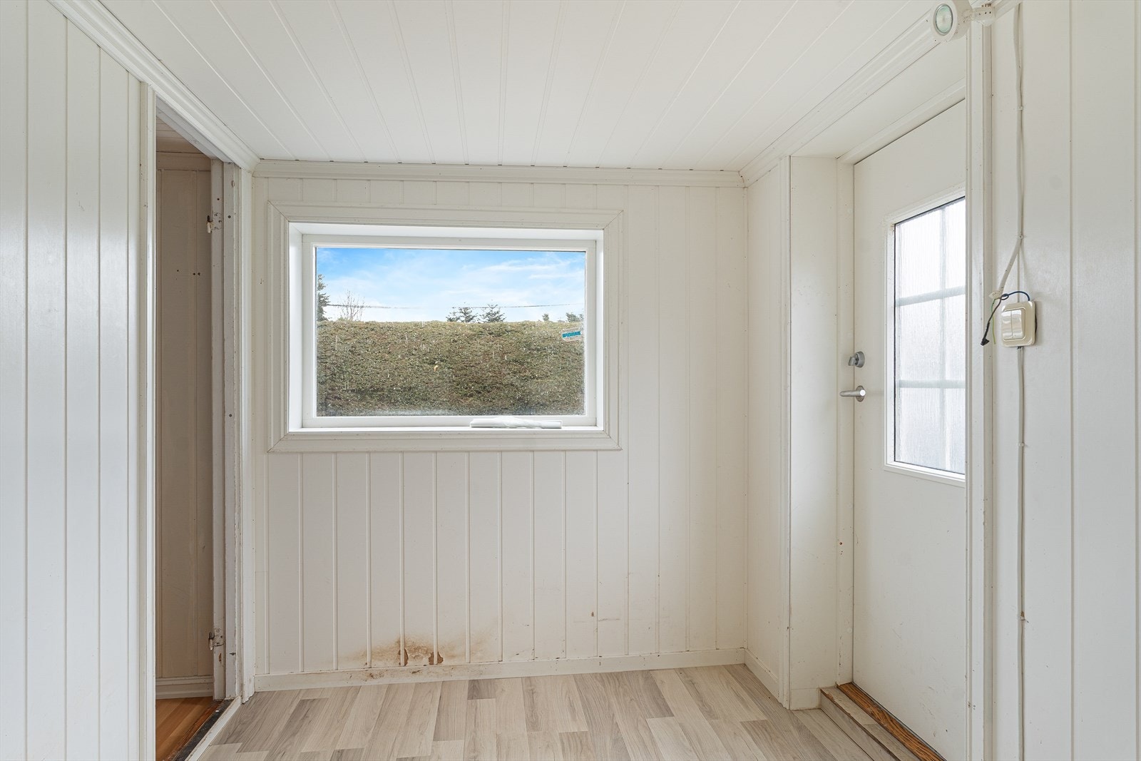 Underetasjen har egen inngang og inneholder gang, stue, soverom, bad og flere boder. Galleribilde