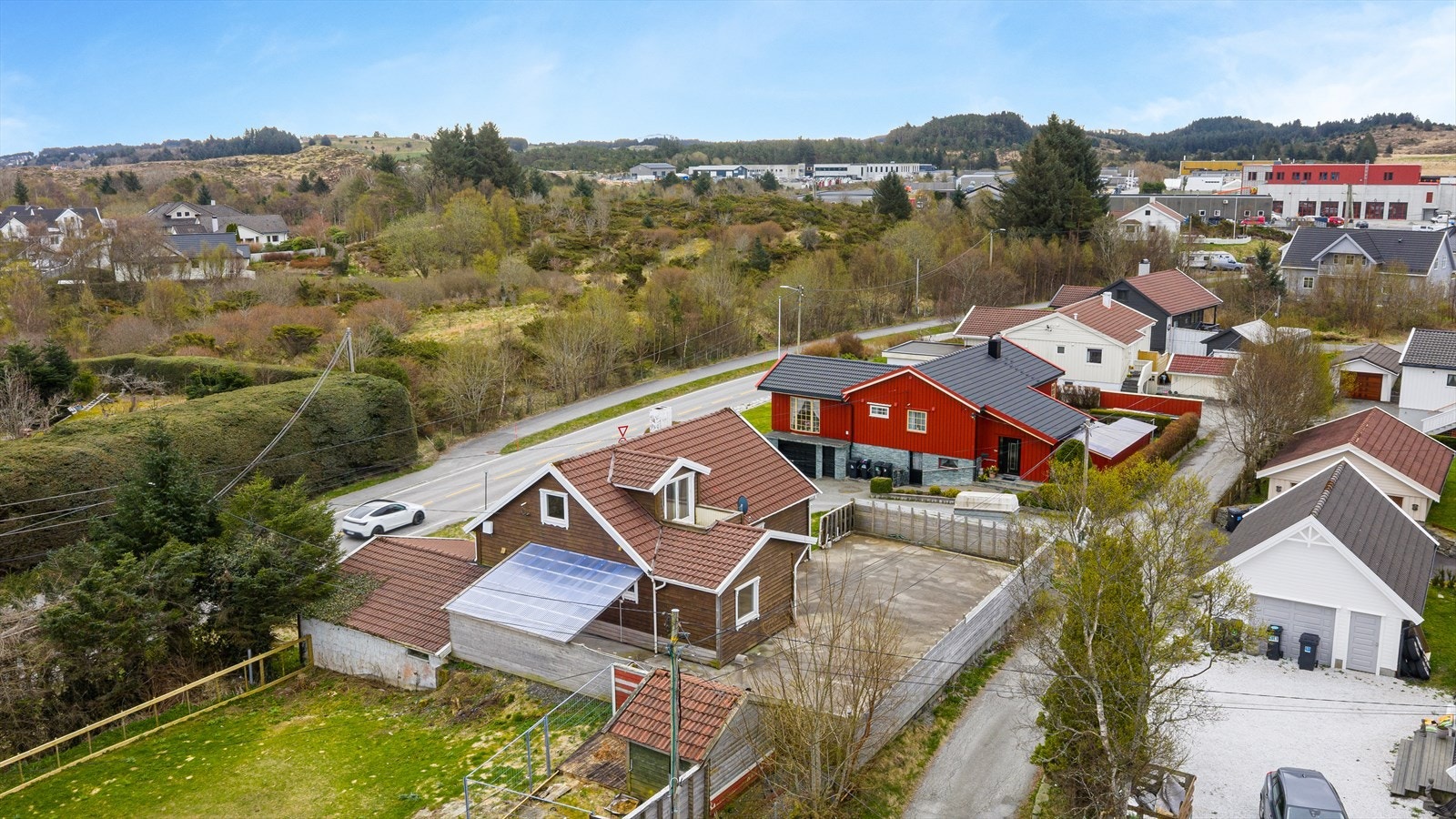 Fin beliggenhet Tøkje i Veavågen. Kort avstand til det aller meste bygda kan tilby som bl.a barnehage, barneskole, ungdomsskole (privat), kjøpesenter, flott idrettsanlegg, vakre turområder og sentrum. Galleribilde