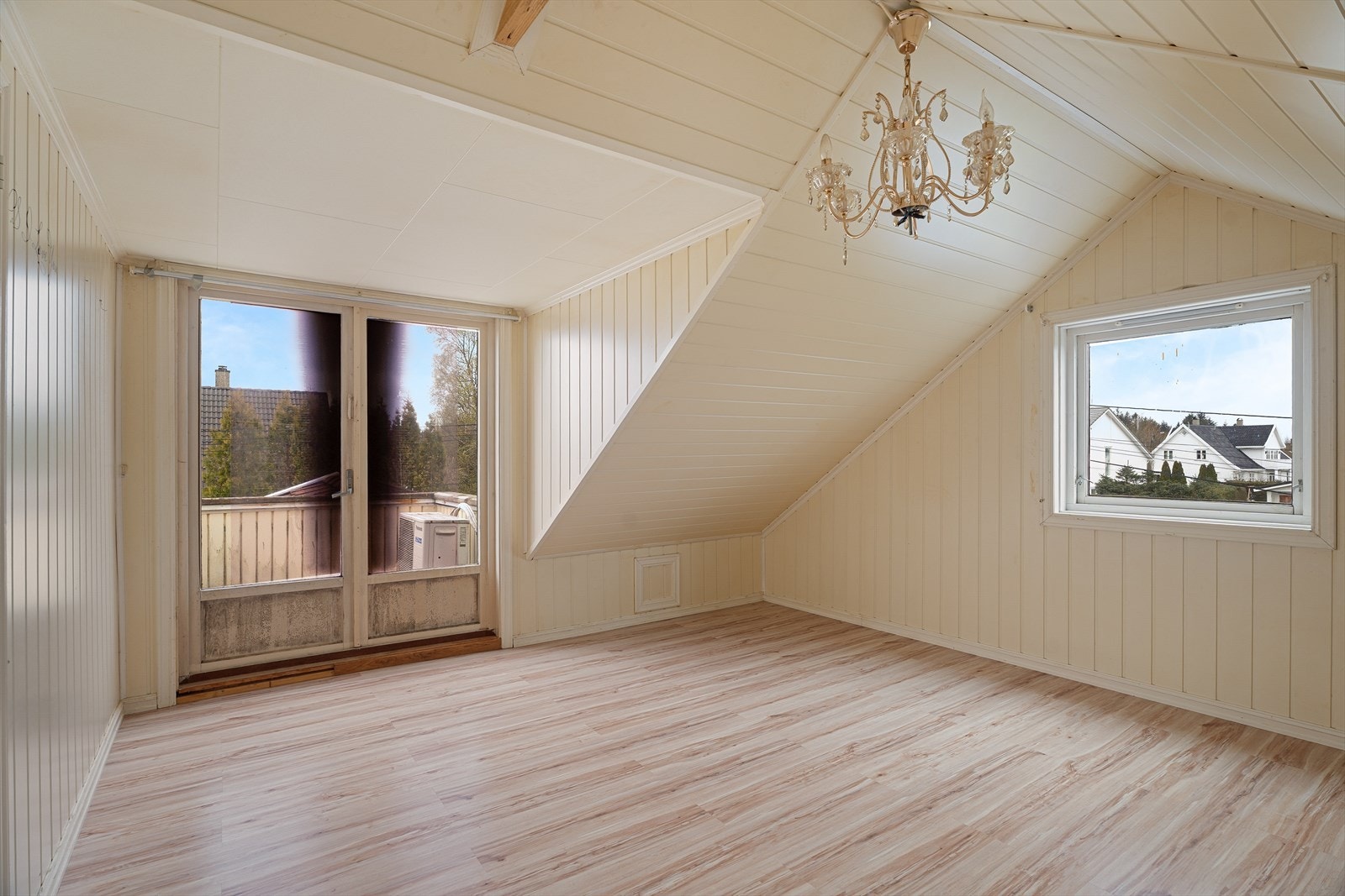 På loftet er det gang og to soverom. Det ene soverommet har utgang til balkong. Galleribilde