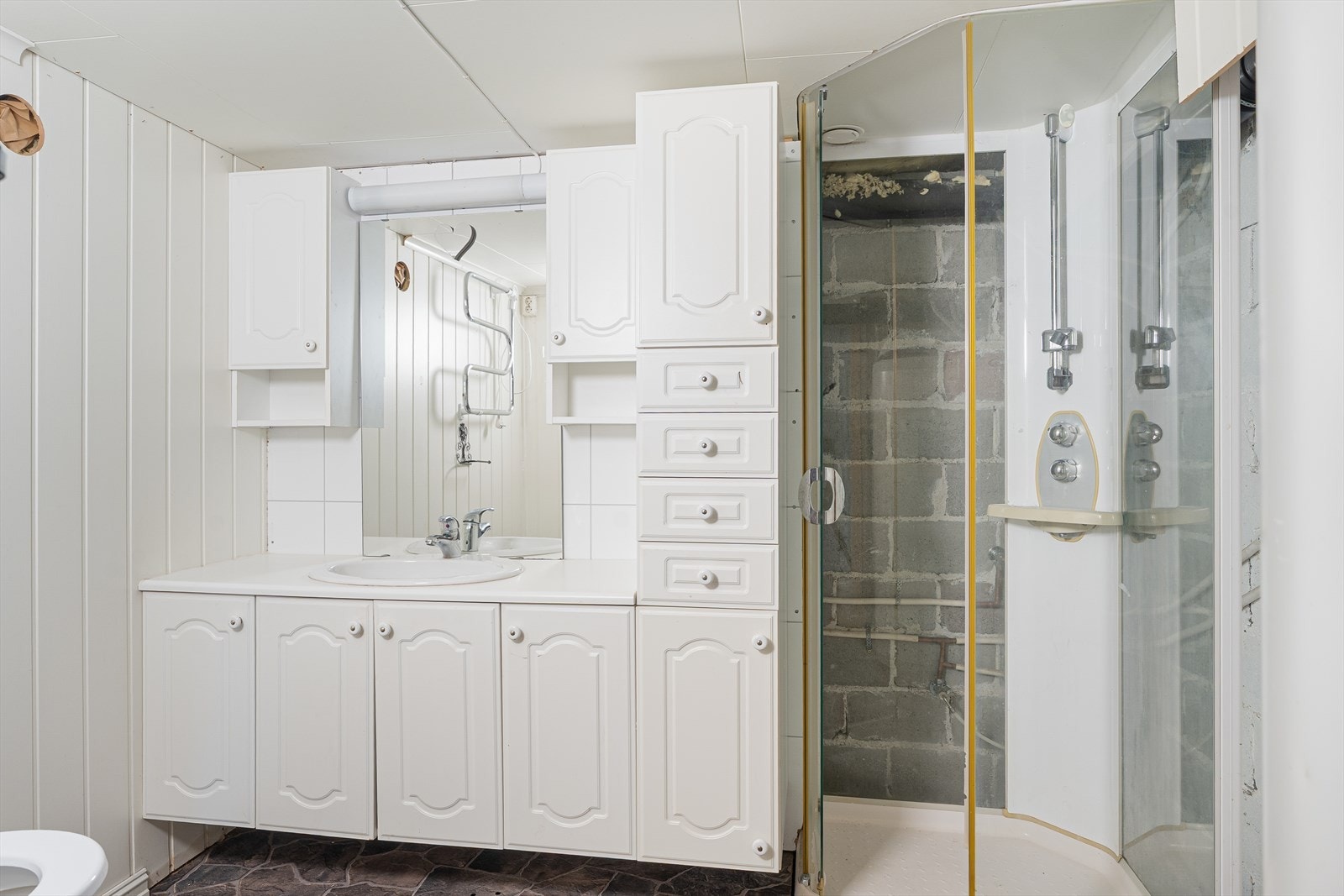 Badet i underetasjen med renoveringsbehov. Galleribilde