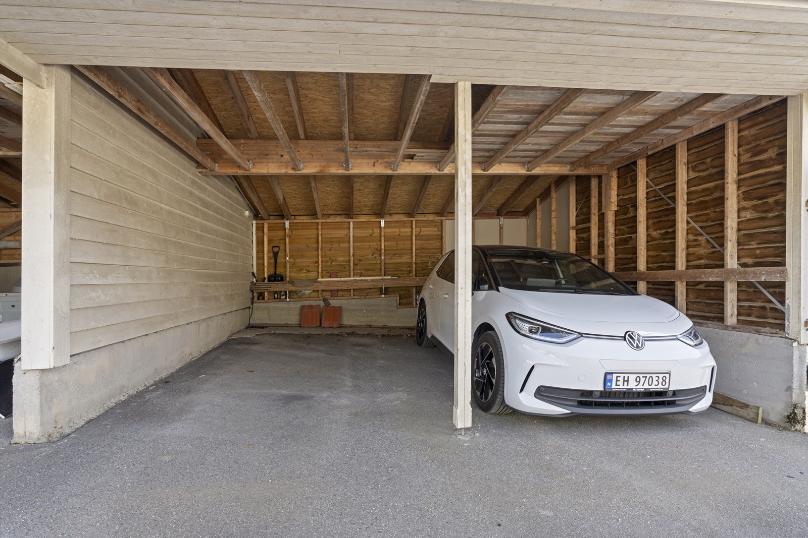 - Andelen disponerer parkeringsplass i carport samt sportsbod på 7m2 - Galleribilde