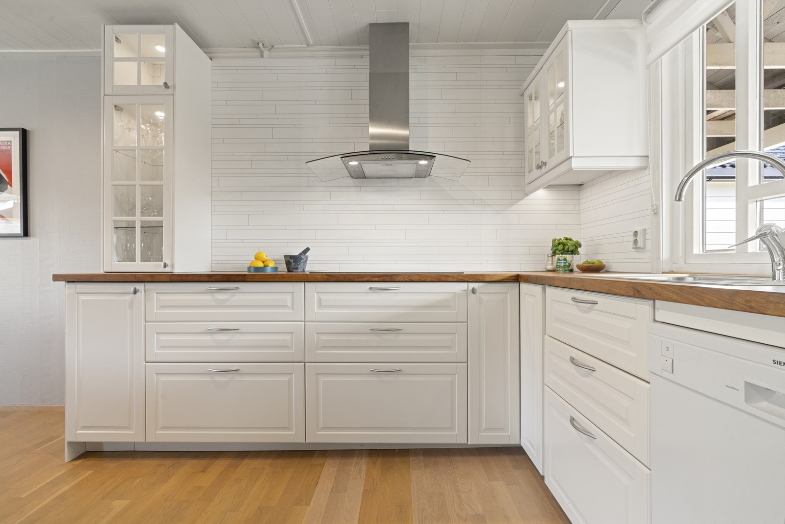 - Moderne kjøkkeninnredning fra IKEA med heltre benkeplate og kitchen board - Galleribilde