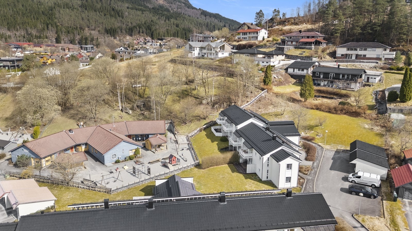 - Til tross for at en bor sentralt har en naturen i umiddelbar nærhet. Det er bla. kort vei til Dagsturhytta og Viefjellet - Galleribilde