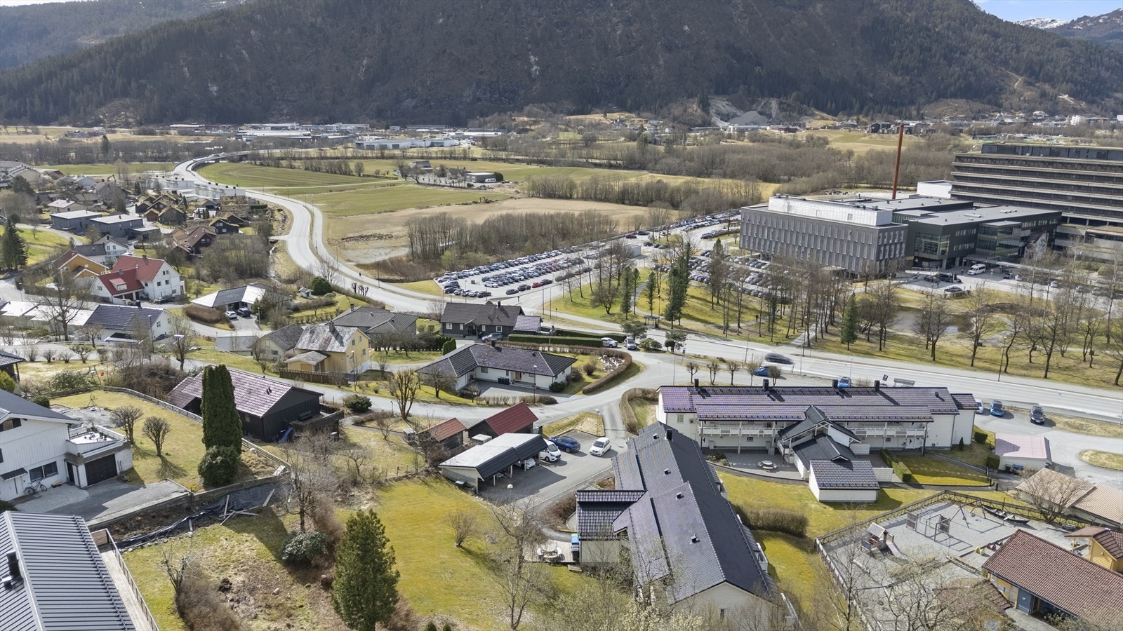 - Herfra er det kort vei til sykehus, barnehage, høyskole, sentrum og nydelige turområder - Galleribilde