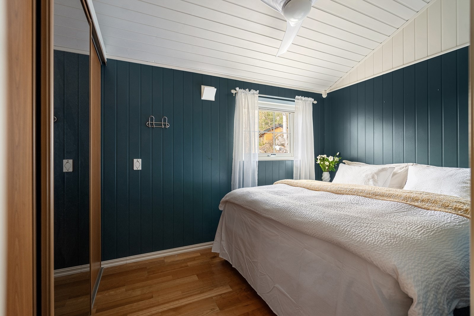 Soverom 1- God plass for soveromsmøbler og rommet inneholder en skyvedørsgarderobe. Galleribilde