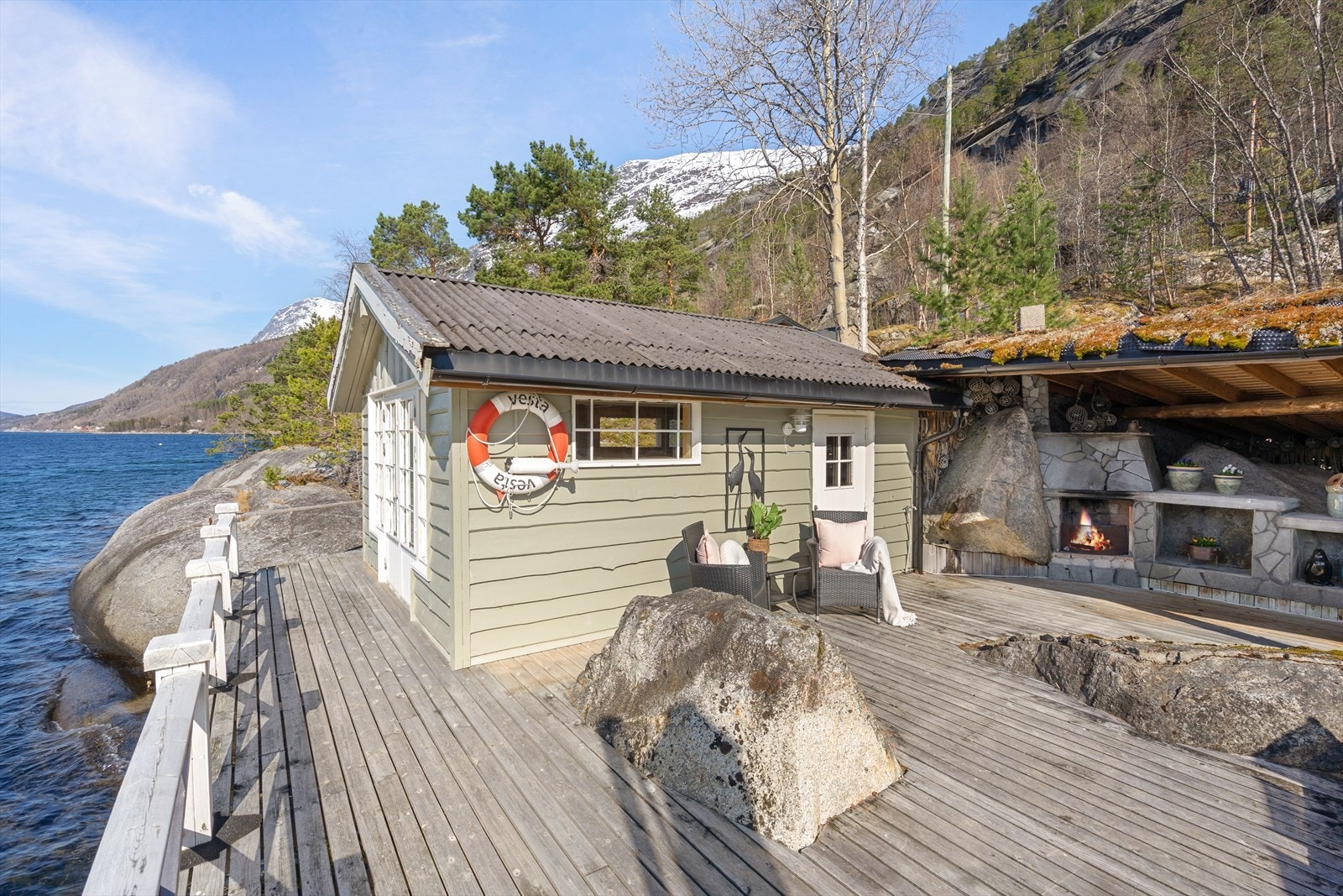 Eiendommen har flere soner som er tilrettelagt for kos og avslapping. Galleribilde