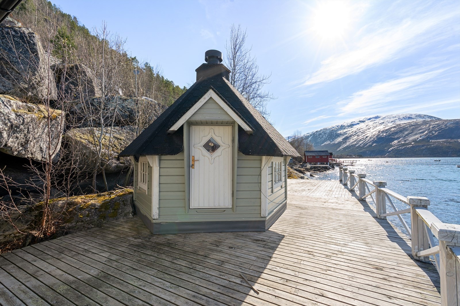Frittstående 6 kantet grillstue med isolert gulv, sittebenker og ildsted. Galleribilde
