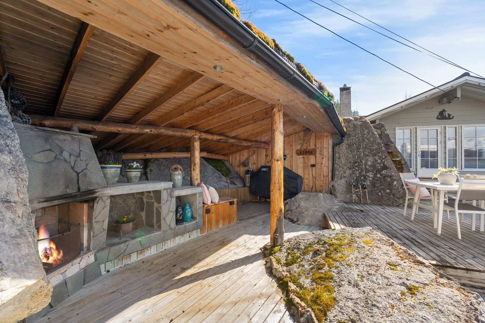 Gapahuk hvor det er etablert åpen peis, belagt med skifer og god plass for oppbevaring. Galleribilde