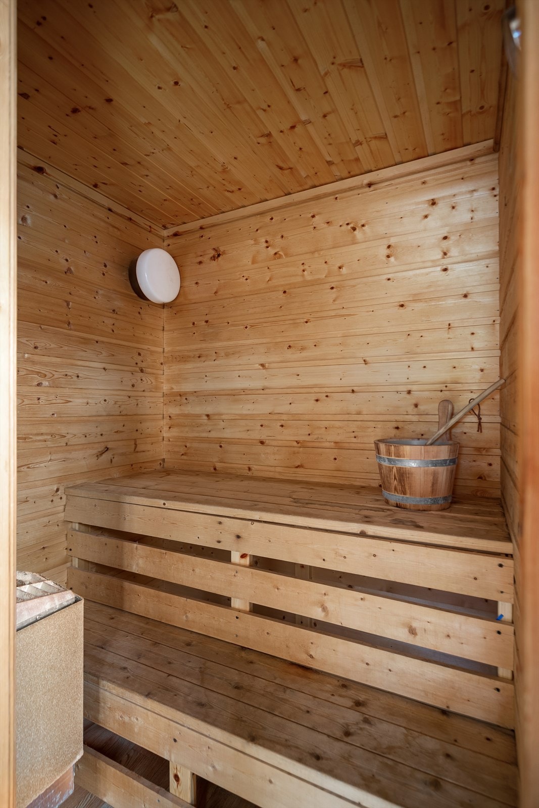 Badstue med sittebenker og Tylø badstuovn. Galleribilde