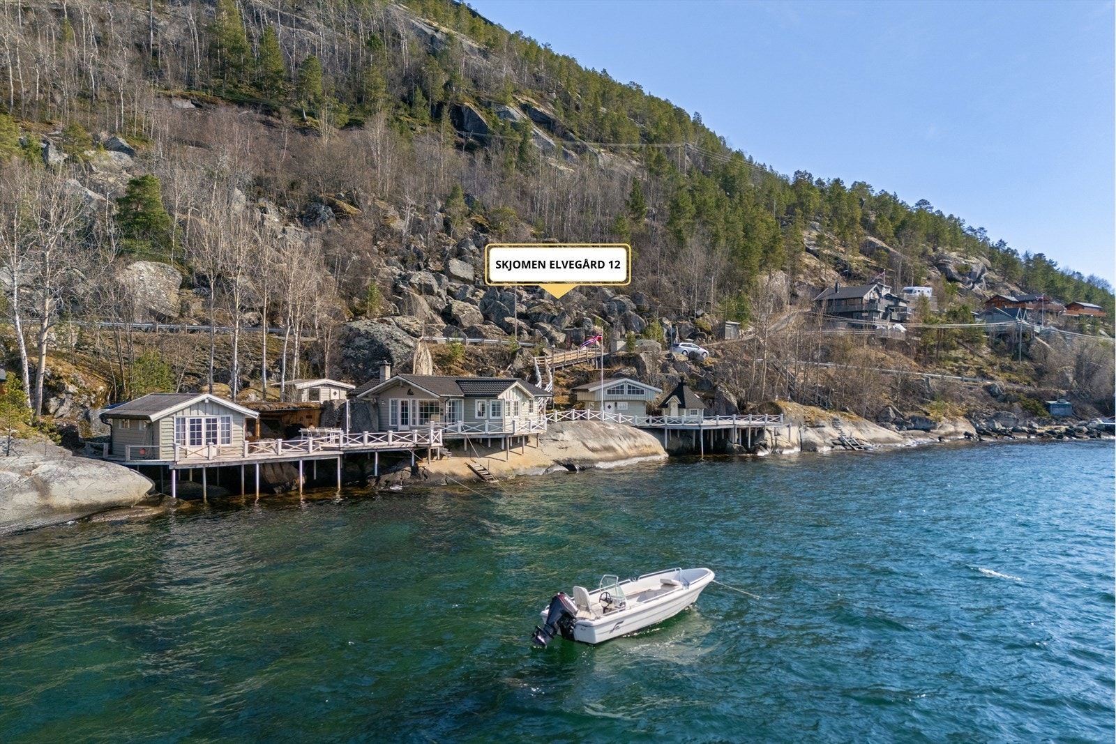 Velkommen til Skjomen-Elvegård 12! Sjekk ut denne flotte fritidseiendommen med en nærhet til sjøen som er sjelden, med gode solforhold og vid utsikt over Skjomen og omkringliggende fjellandskap. Galleribilde