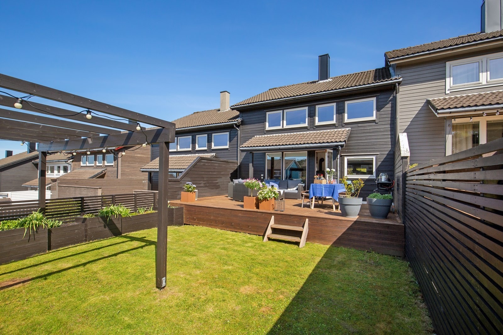 Solrik terrasse og hage Galleribilde