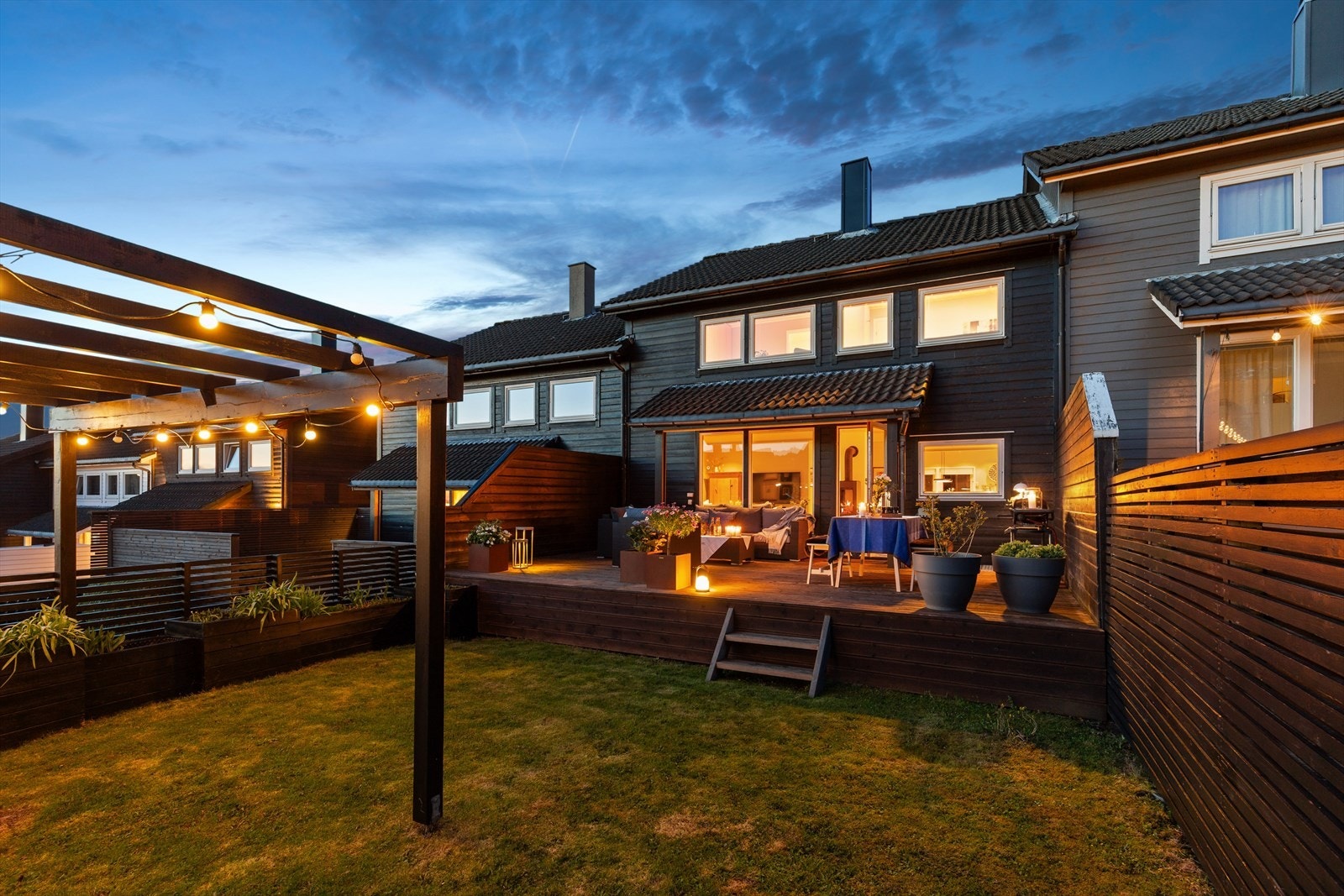 Solrik terrasse, pergola og hage Galleribilde
