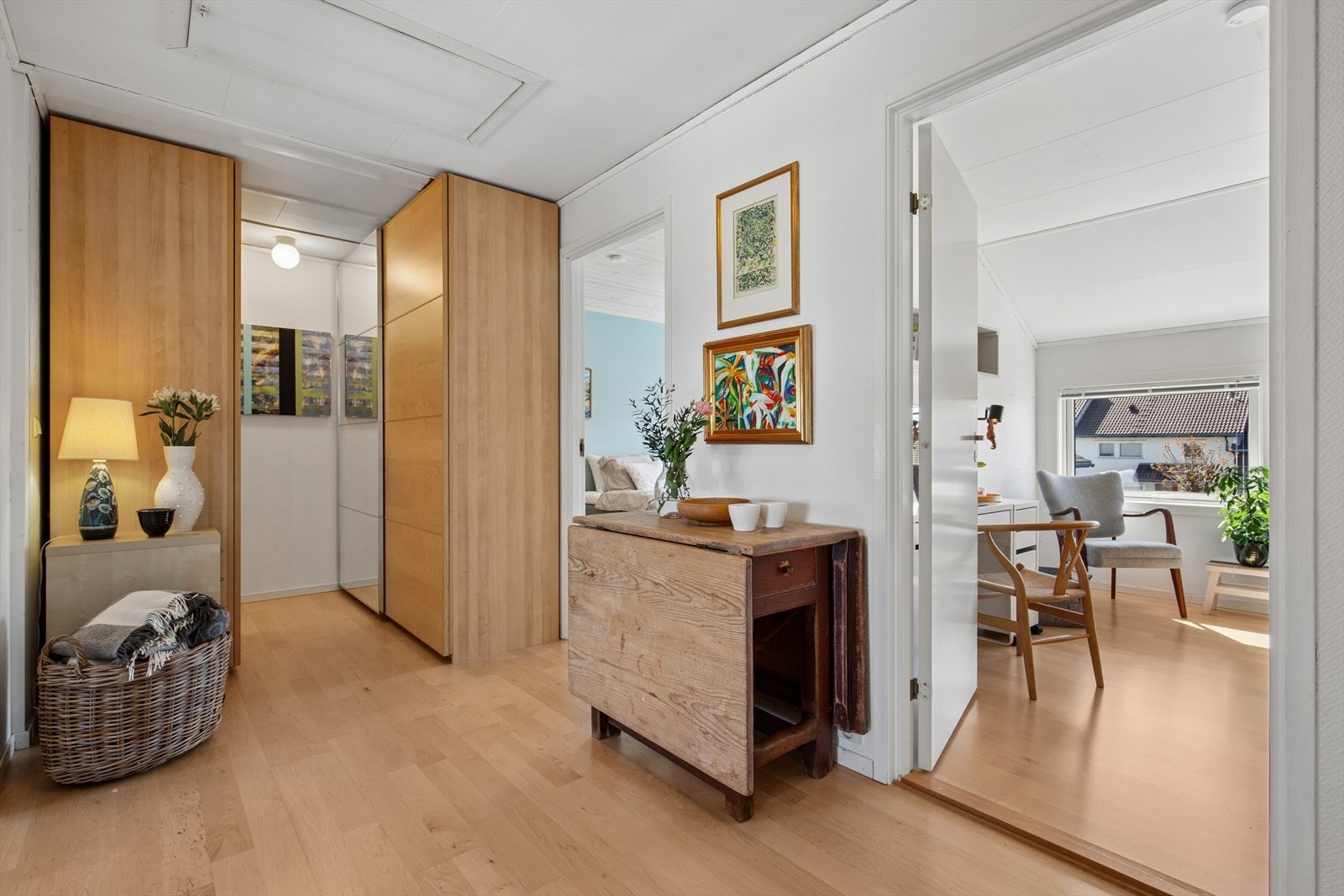 "Walk-in"garderobe og lagringsloft med god oppbevaring Galleribilde