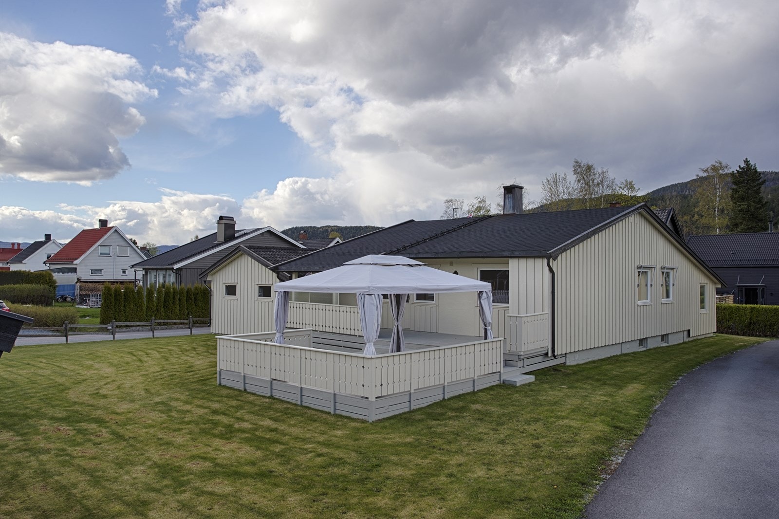 Den store hagen er pent opparbeidet med plen og gir god plass for lek og utendørsaktiviteter. Partytelt medfølger. Galleribilde